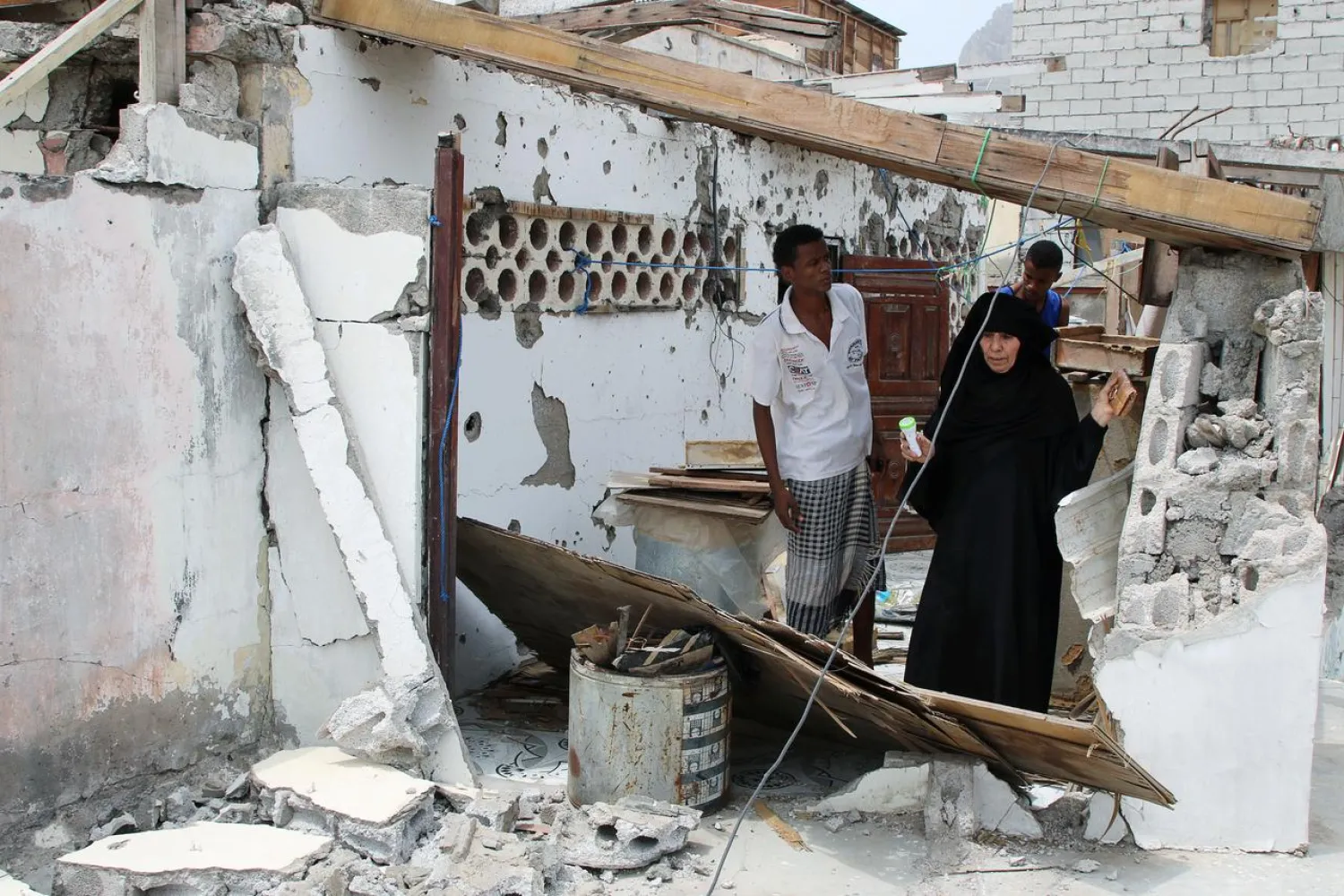 A woman checks her house damaged during clashes in Aden, Yemen August 13, 2019. REUTERS/Fawaz Salman/File Photo