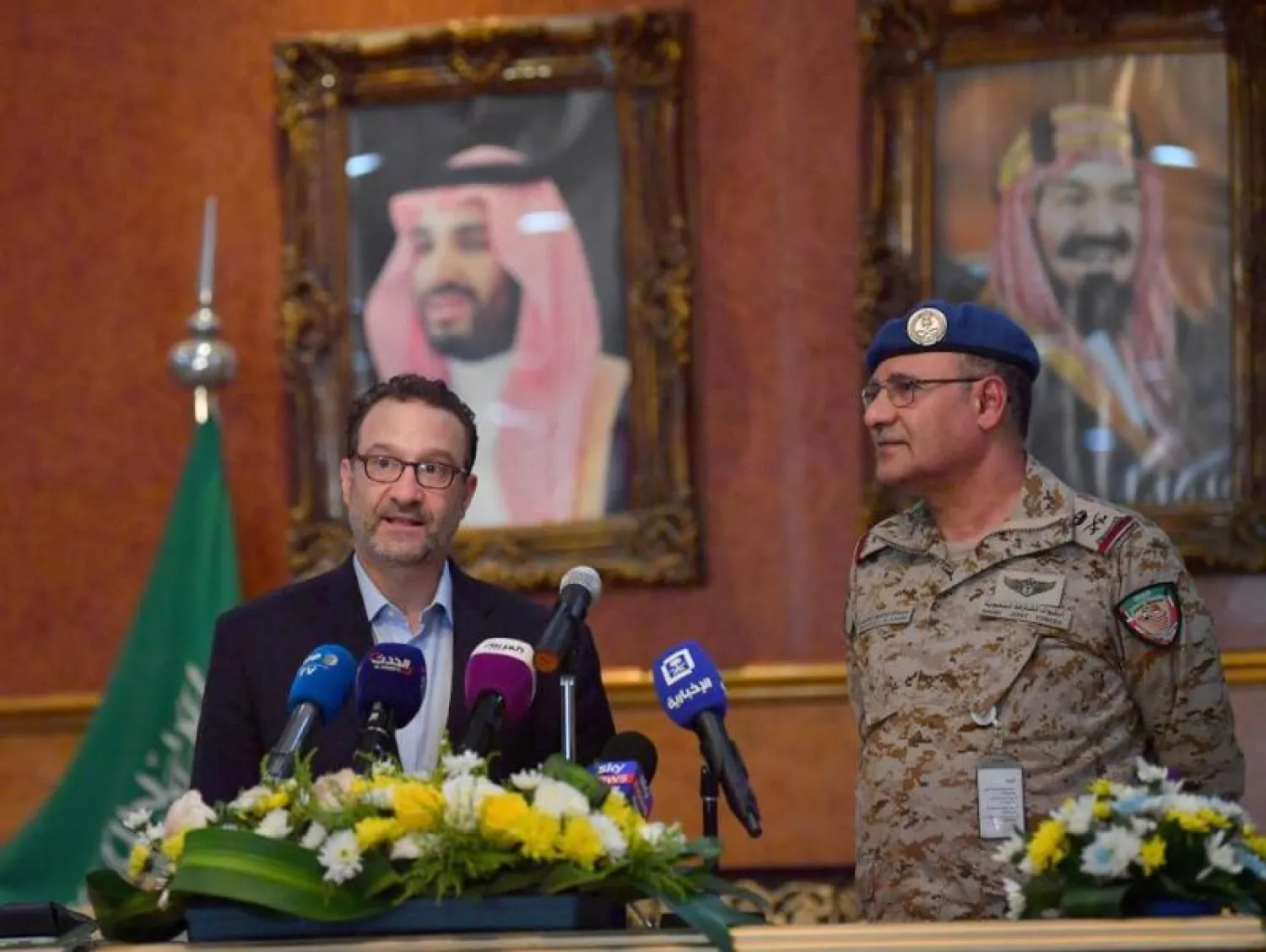 خلال المؤتمر الصحافي في قاعدة الخرج العسكرية (تصوير: بشير صالح)
المسؤول الأميركي يعاين الأسلحة الحوثية التي استهدفت المدنيين في السعودية (تصوير: بشير صالح)
إحدى طائرات الدرون المسيرة التي يستخدمها الحوثي (تصوير: بشير صالح)
مرافقو مساعد وزير الخارجية يعاينون أحد الصواريخ الحوثية (تصوير: بشير صالح)