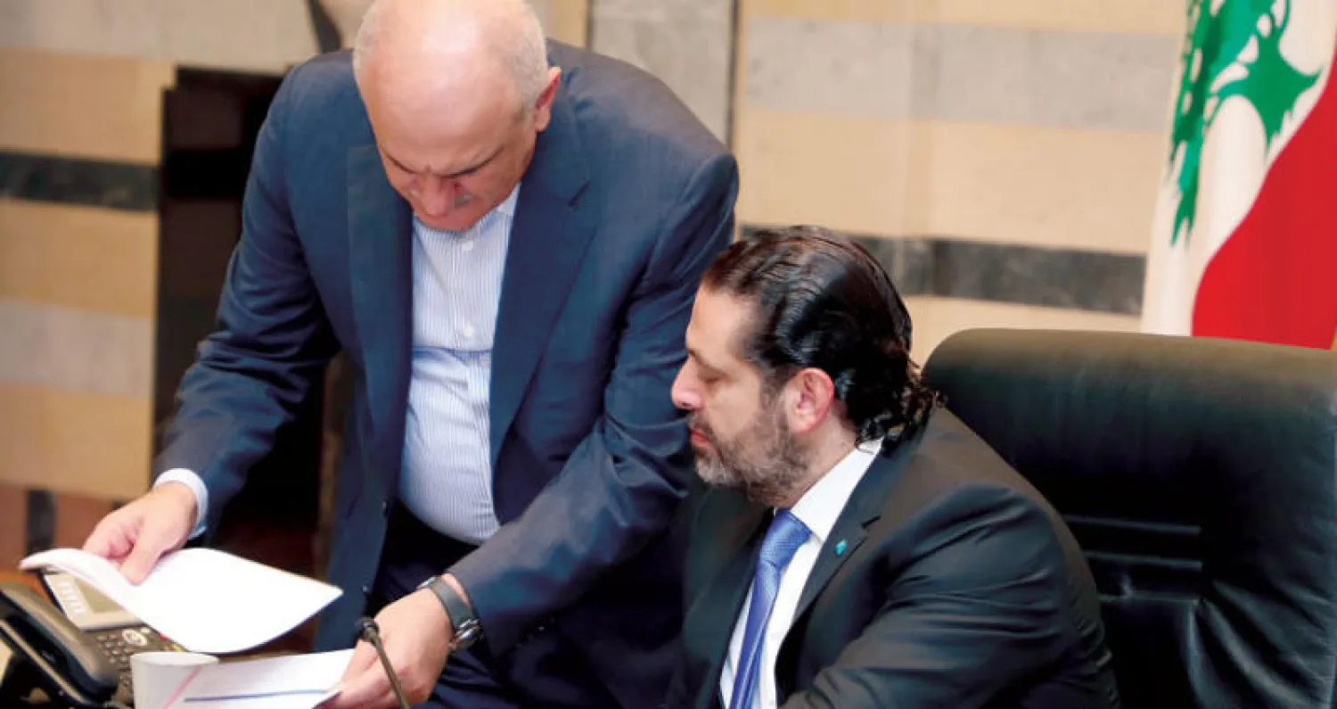 حوار بين الرئيس سعد الحريري ووزير المال علي حسن خليل خلال جلسة الحكومة أمس (دالاتي ونهرا)