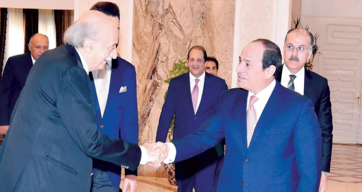 الرئيس السيسي مستقبلاً وليد جنبلاط أمس (موقع الرئاسة المصرية)