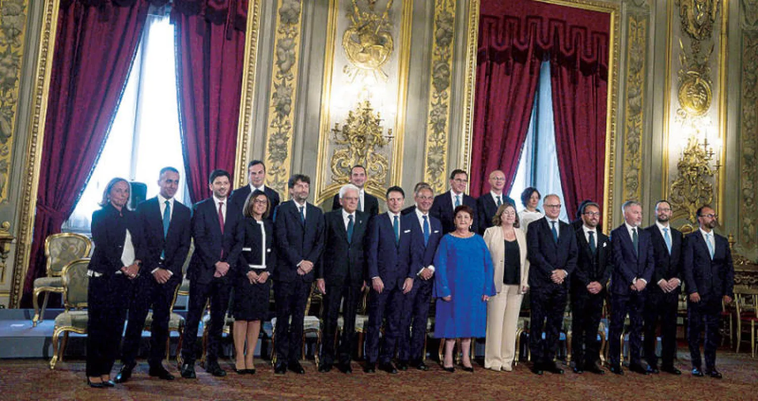 أعضاء الحكومة الإيطالية الجديدة بعد أداء اليمين الدستورية أمس (إ.ب.أ)
