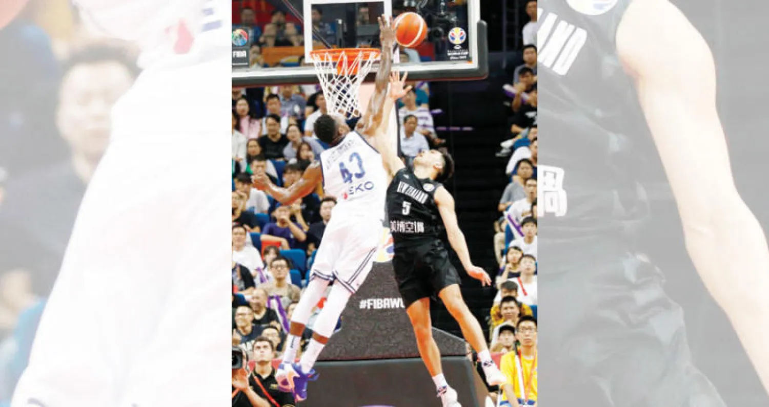 من مباراة اليونان ونيوزيلندا أمس (رويترز)