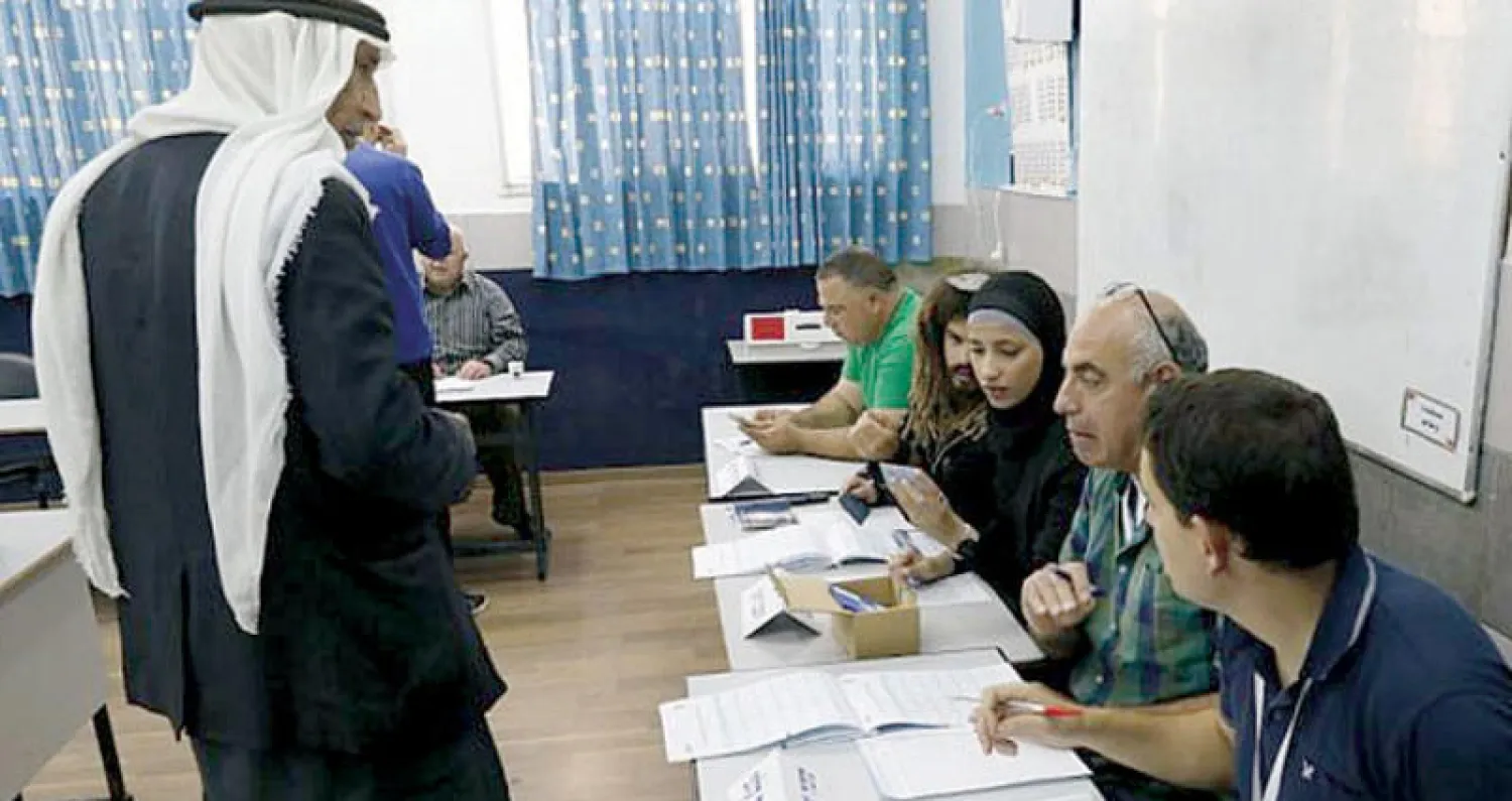 فلسطيني من بلدة الطيبة يشارك بالتصويت في انتخابات الكنيست الإسرائيلي في  أبريل الماضي (أ.ف.ب)