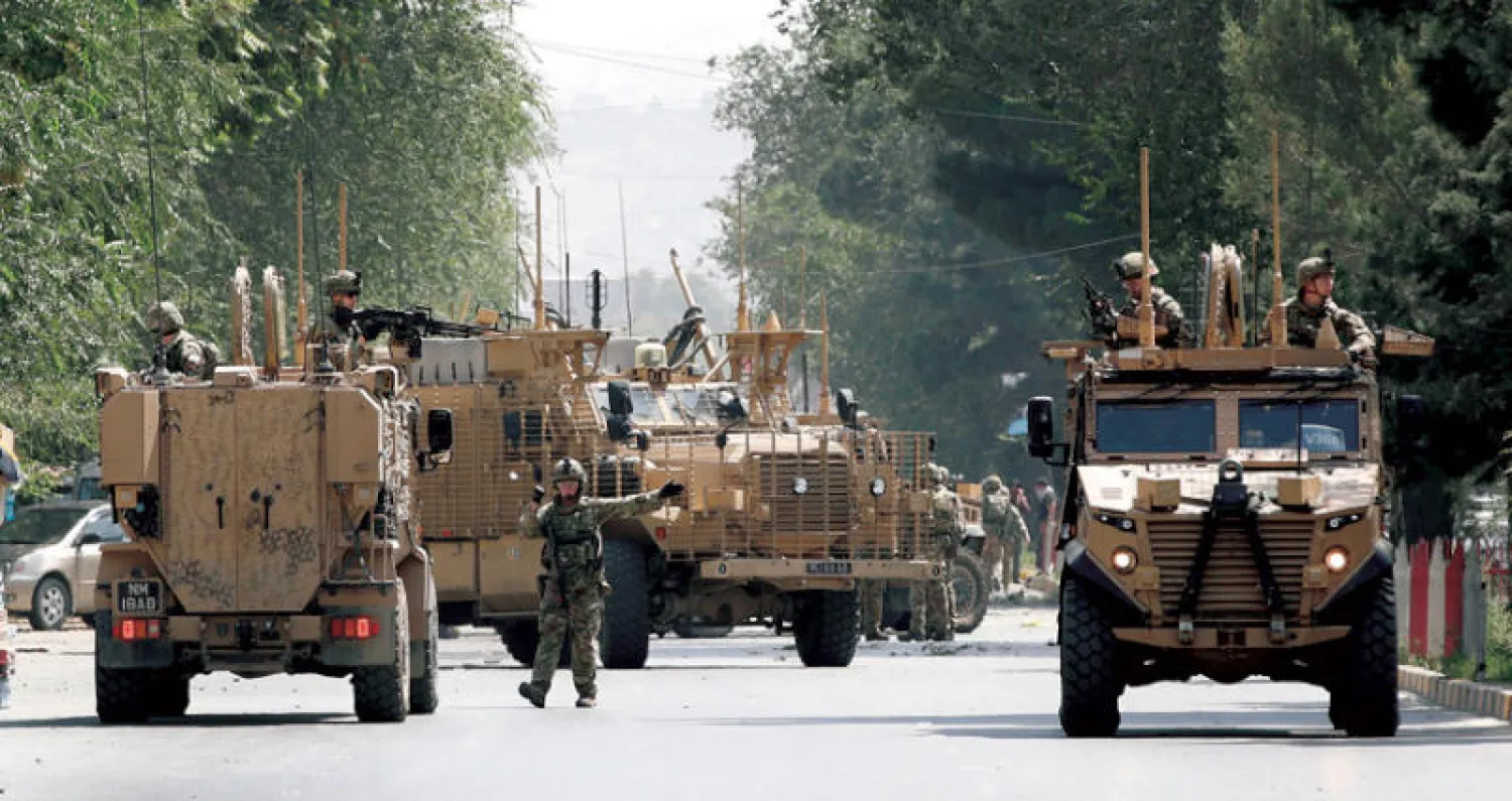 مدرعات أميركية وسط العاصمة كابل عقب هجوم انتحاري نفذته «طالبان» على الحي الدبلوماسي بالمنطقة الخضراء أول من أمس (إ.ب.أ)