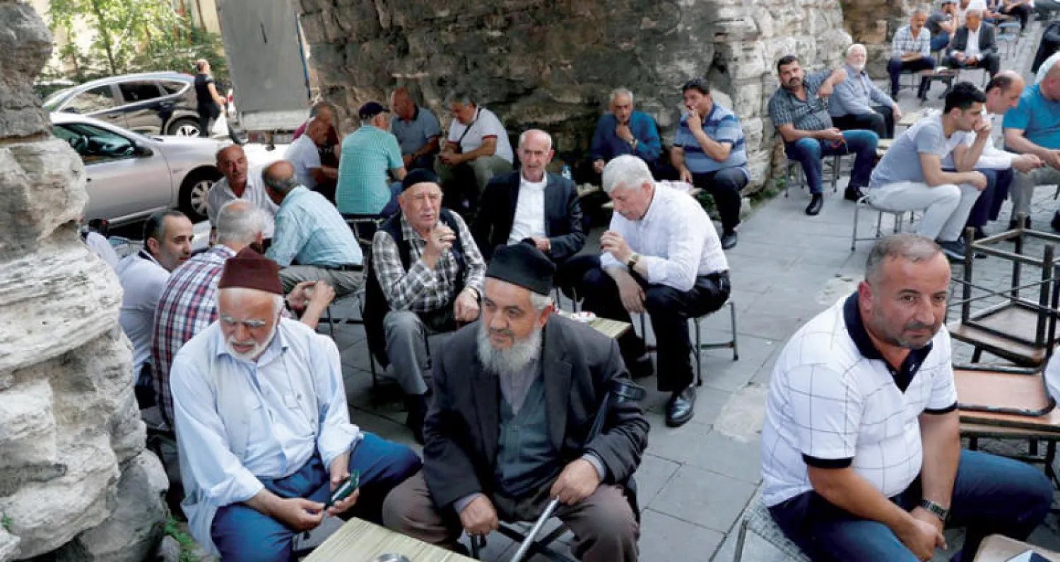 تشير الإحصاءات إلى أن نصف السكان في تركيا تقريباً أصبحوا خارج سوق العمل حالياً (رويترز)