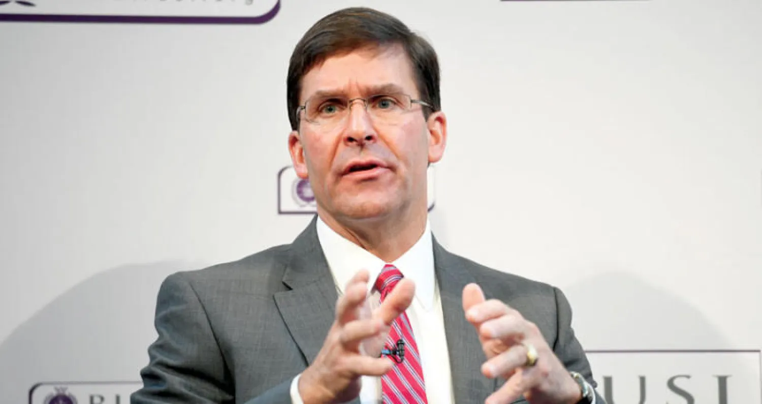 وزير الدفاع الأميركي مارك إسبر يتحدث عن التحديات الدولية في المعهد الملكي للخدمات المتحدة بلندن أمس (إ.ب.أ)