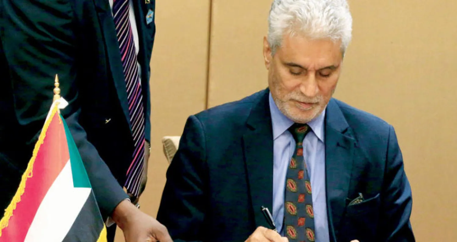 الموفد الافريقي الى السودان محمد الحسن لبات خلال زيارة سابقة الى الخرطوم (رويترز)