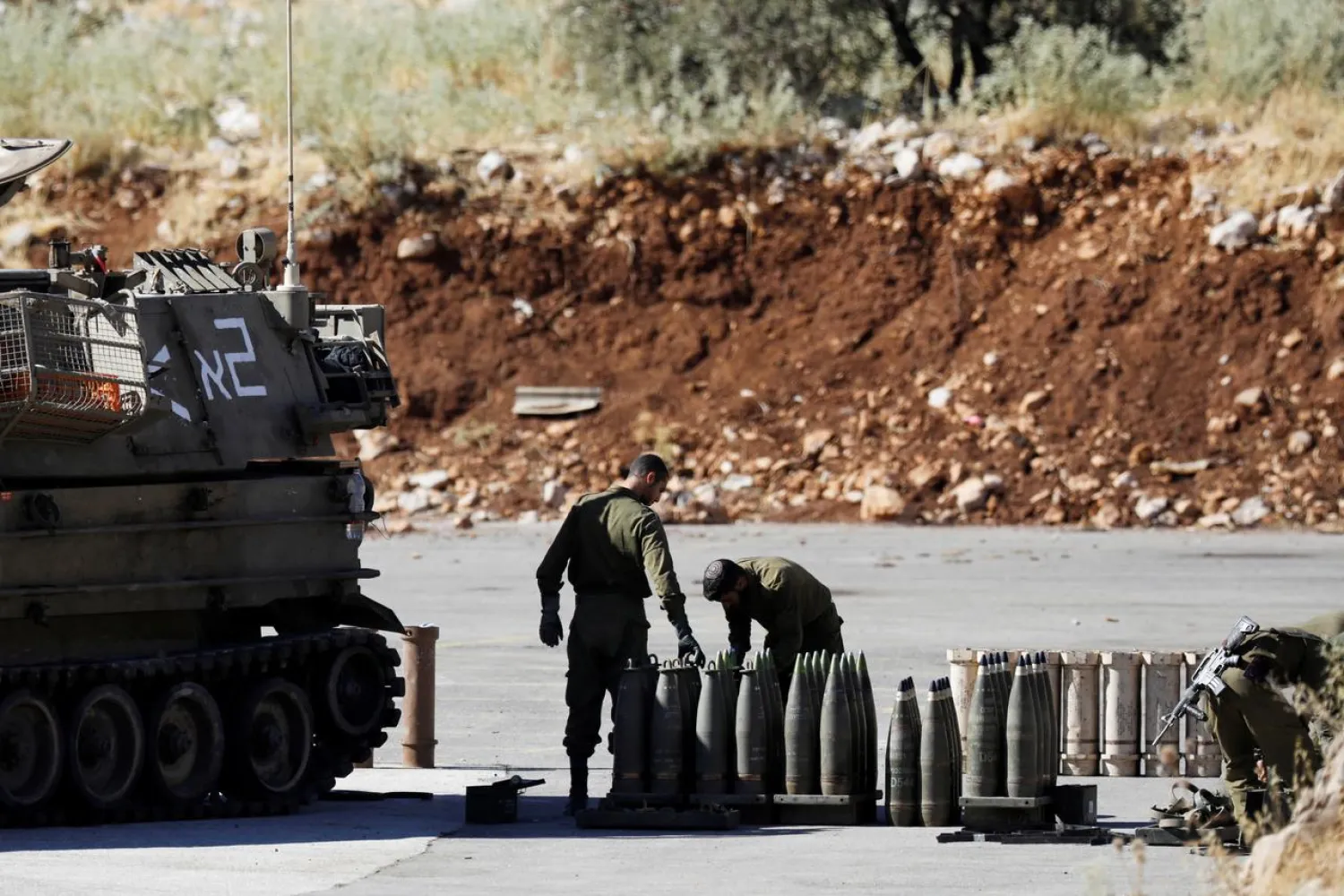  Israeli soldiers stand next to shells and a mobile artillery unit near the Israeli side of the border with Syria in the Israeli-occupied Golan Heights August 26, 2019. REUTERS/Amir Cohen/File Photo
