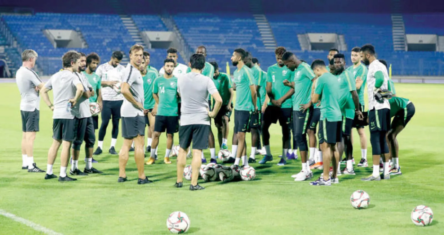 رينارد لدى اجتماعه باللاعبين أمس قبل انطلاق المران (تصوير: عيسى الدبيسي)