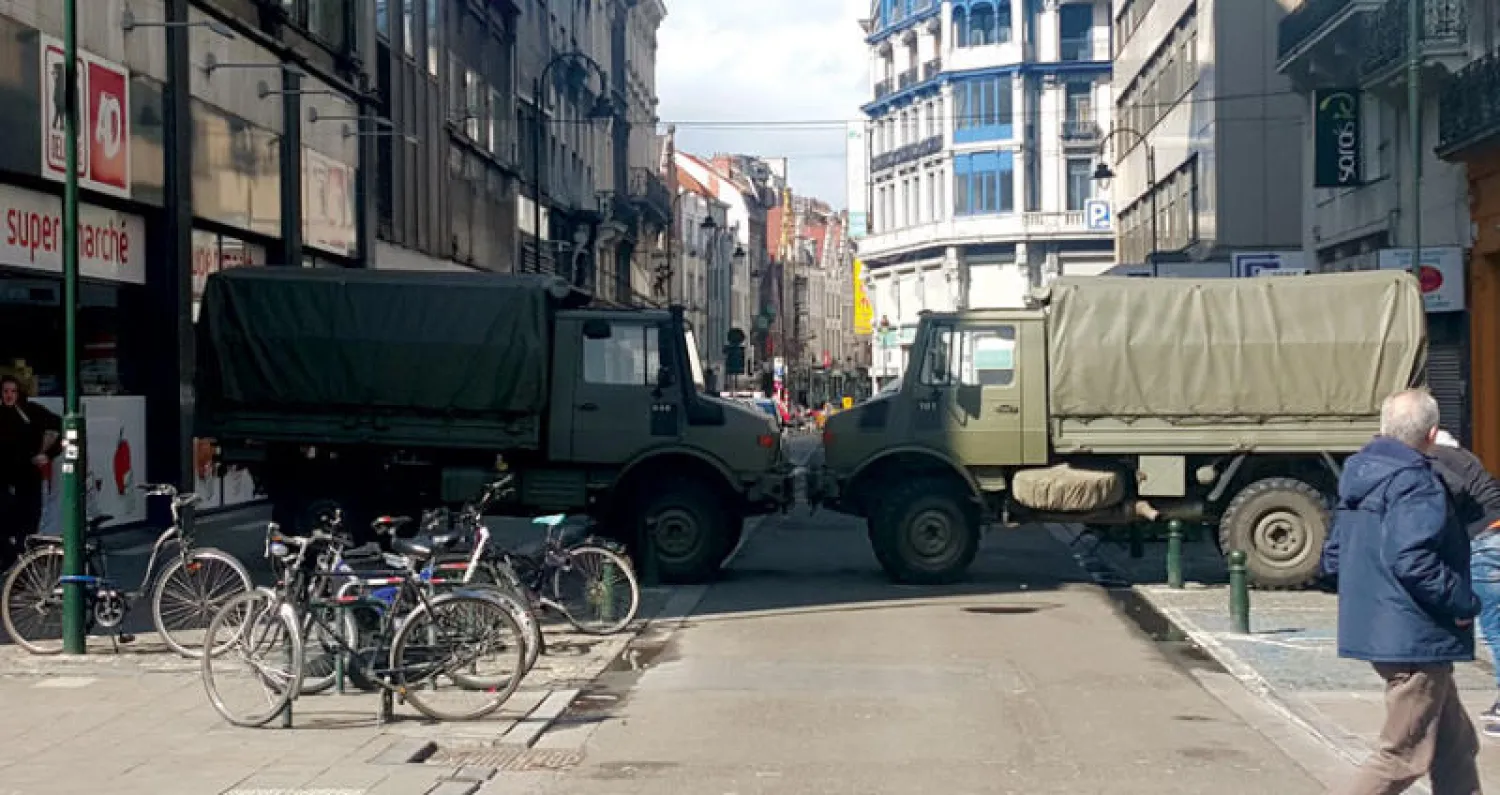 سيارات الجيش تغلق أحد الشوارع الرئيسية في أعقاب تفجيرات بروكسل 2016 (الشرق الأوسط)