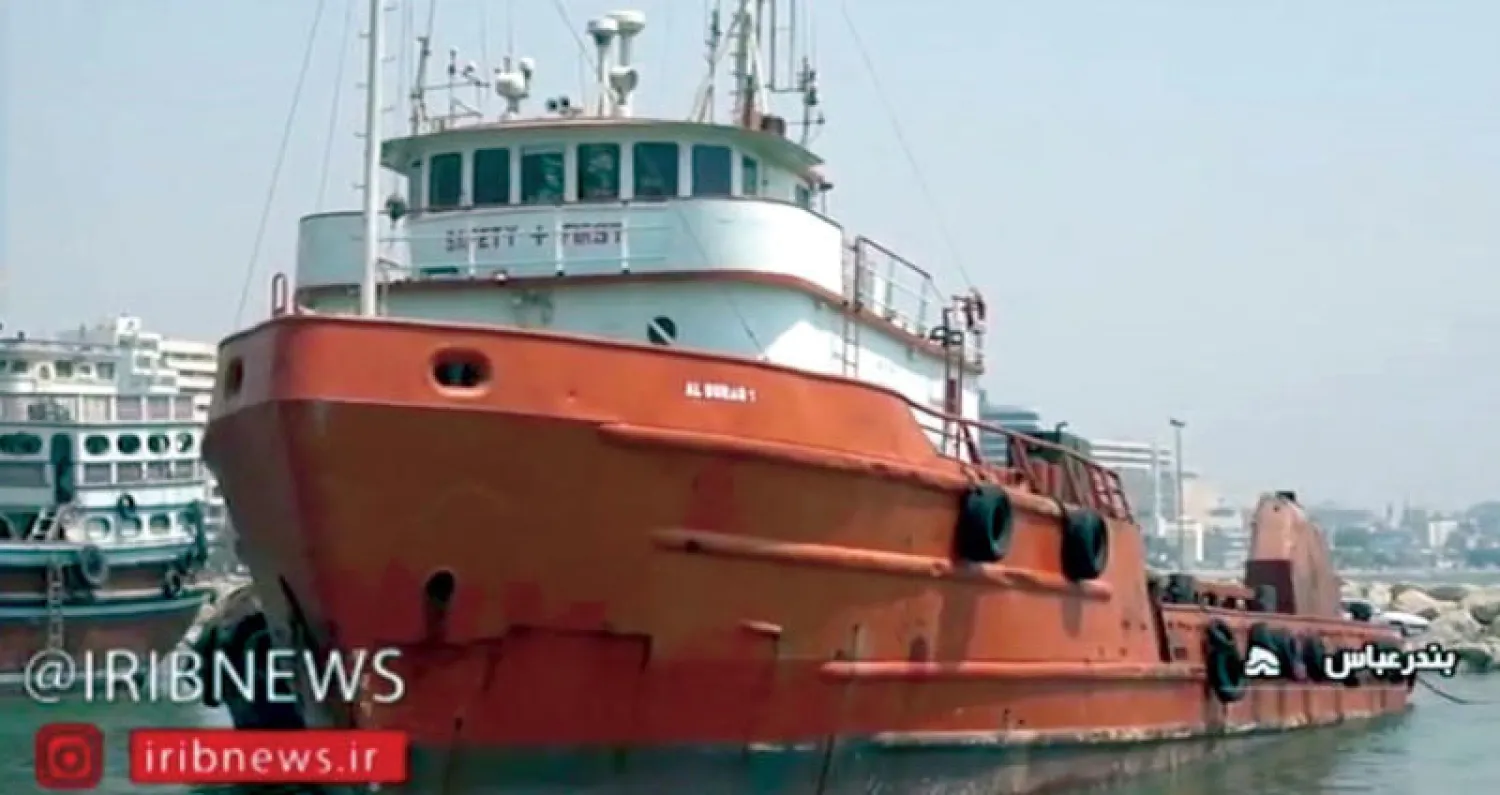 صورة سفينة احتجزتها إيران بتهمة تهريب وقود الديزل في مضيق هرمز أمس (أ.ف.ب)