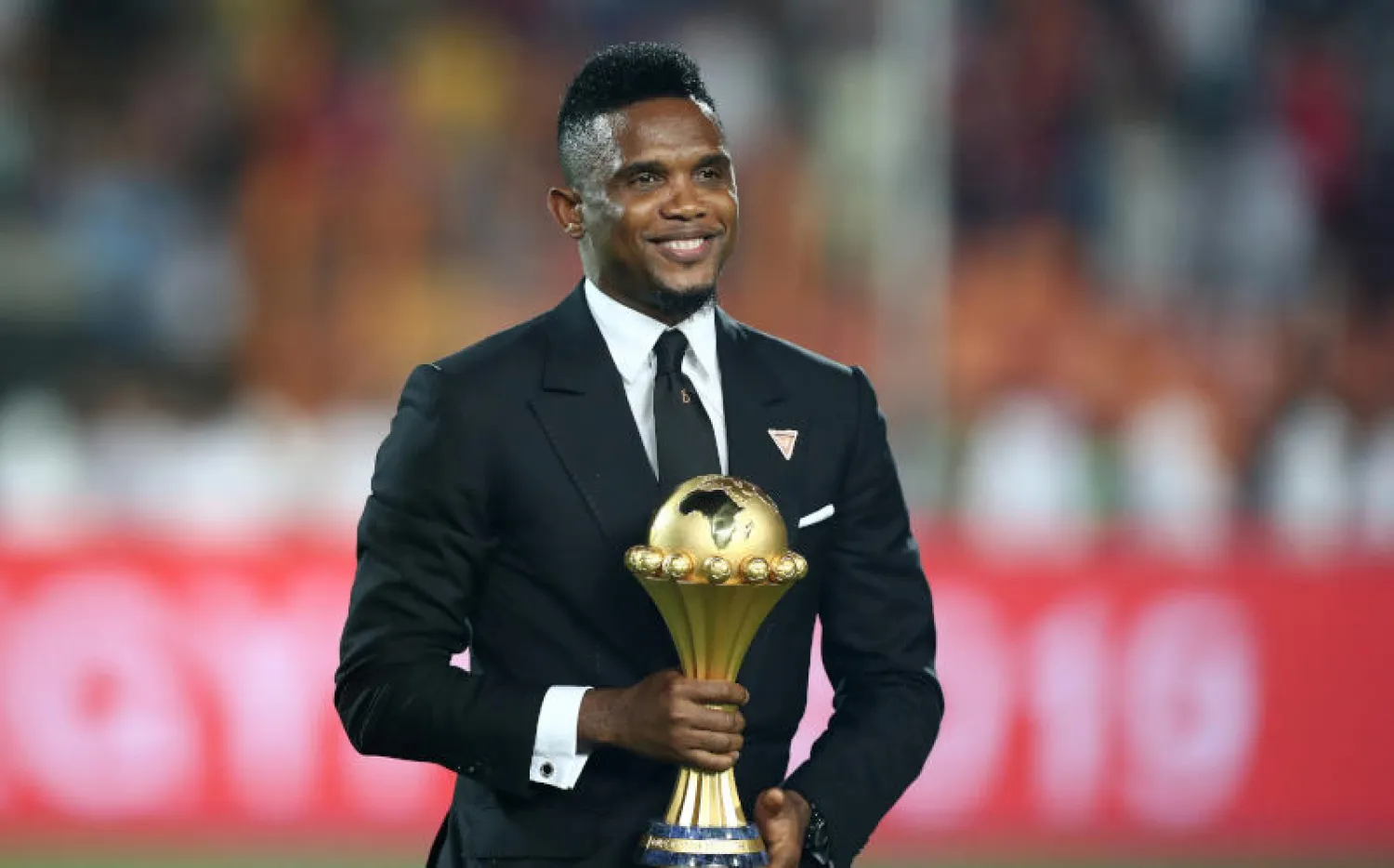 الكاميروني صامويل إيتو يحمل كأس الأمم الأفريقية قبل نهائي النسخة الأخيرة بين السنغال والجزائر (رويترز)