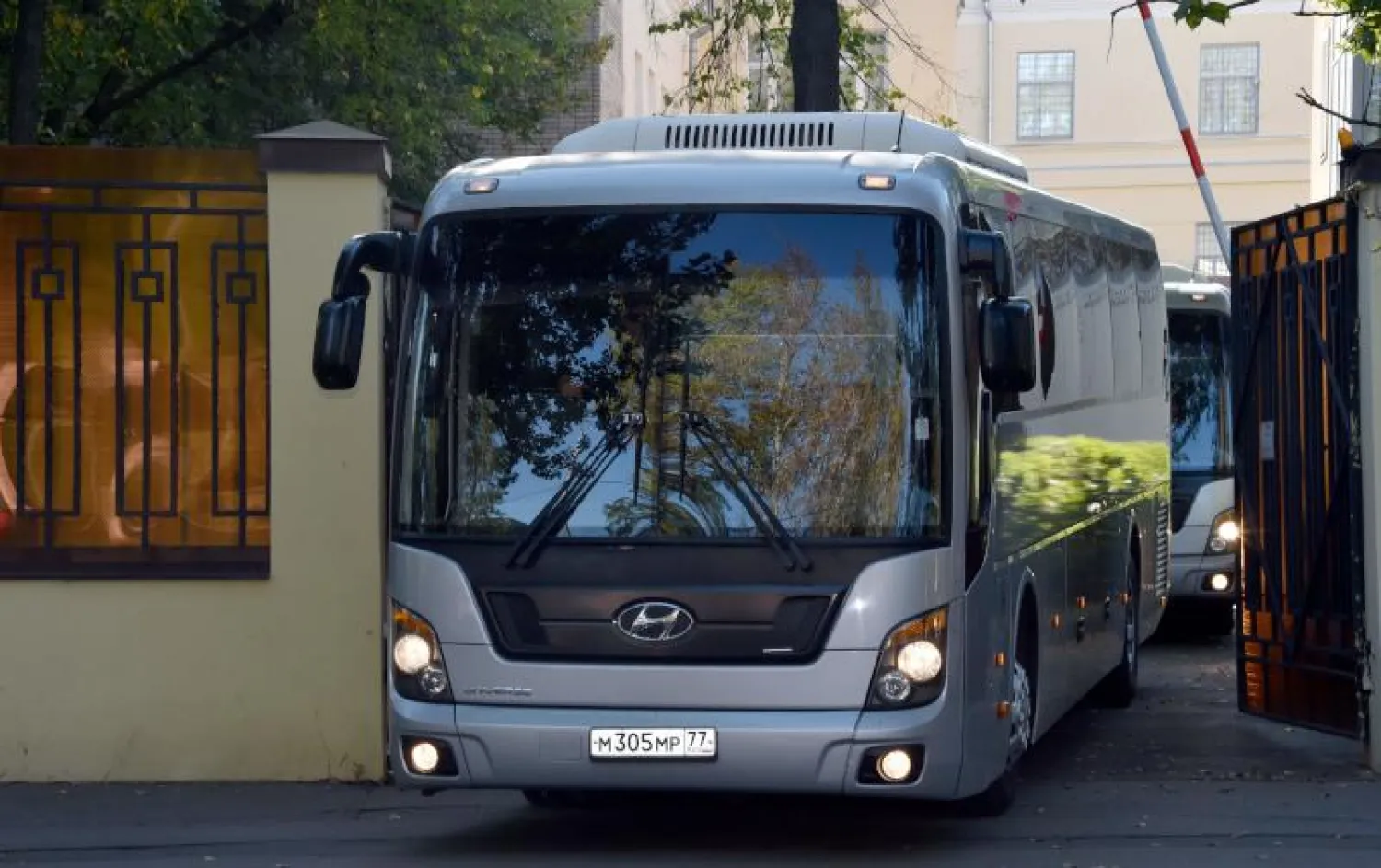 حافلة تغادر سجن ليفورتوفو في موسكو (أ.ف.ب)