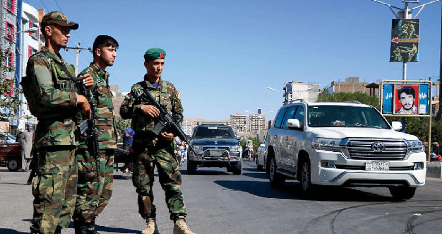 وجود أمني أفغاني في هيرات أمس خلال شهر محرم وهو الشهر الأول في التقويم الإسلامي  حيث يحتفل أبناء طائفة «الهزارة»  بالعديد من المناسبات (إ.ب.أ)