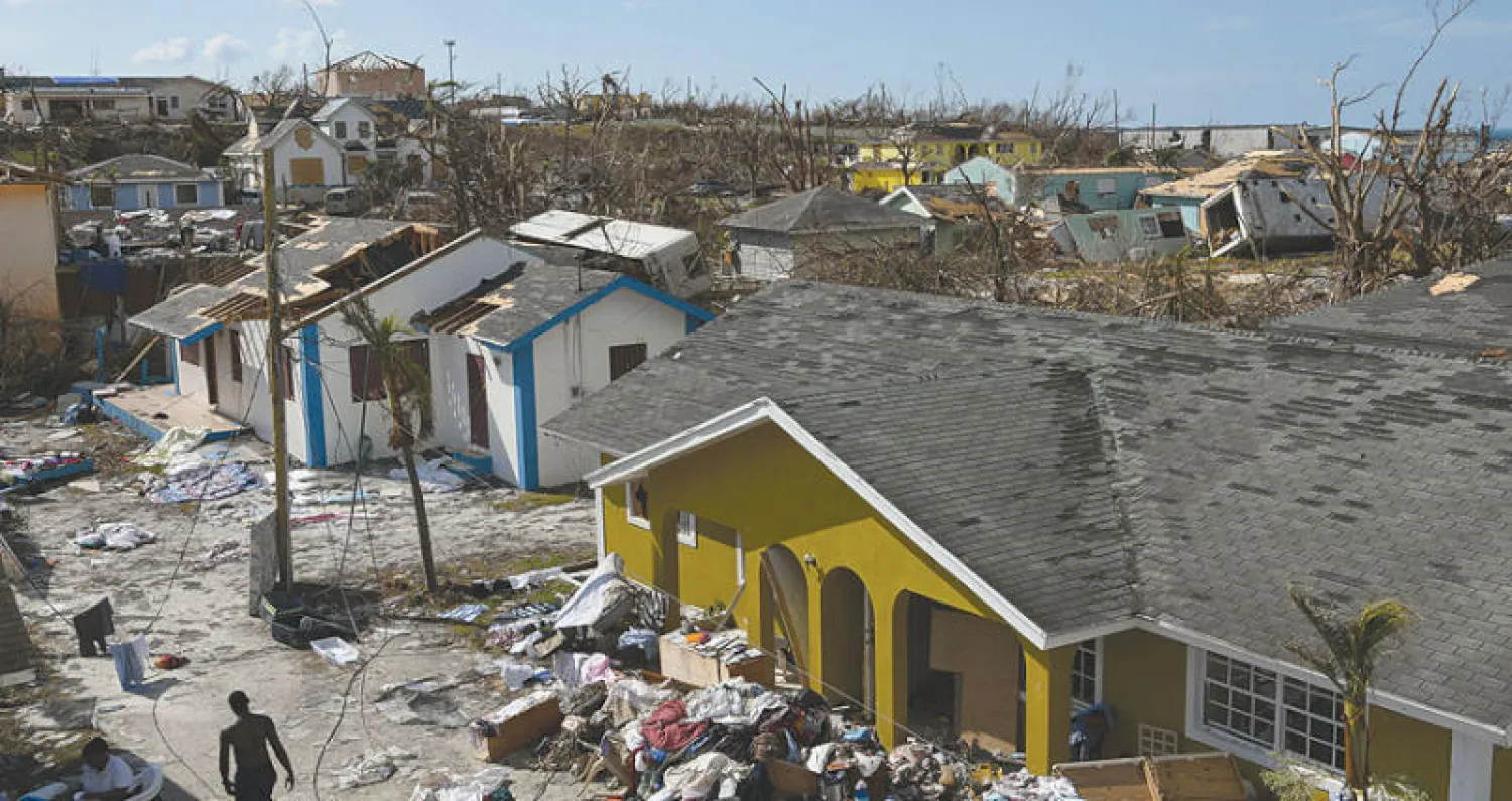 جانب من الدمار الذي خلّفه الإعصار في مرفأ مارش هاربور أول من أمس (رويترز)