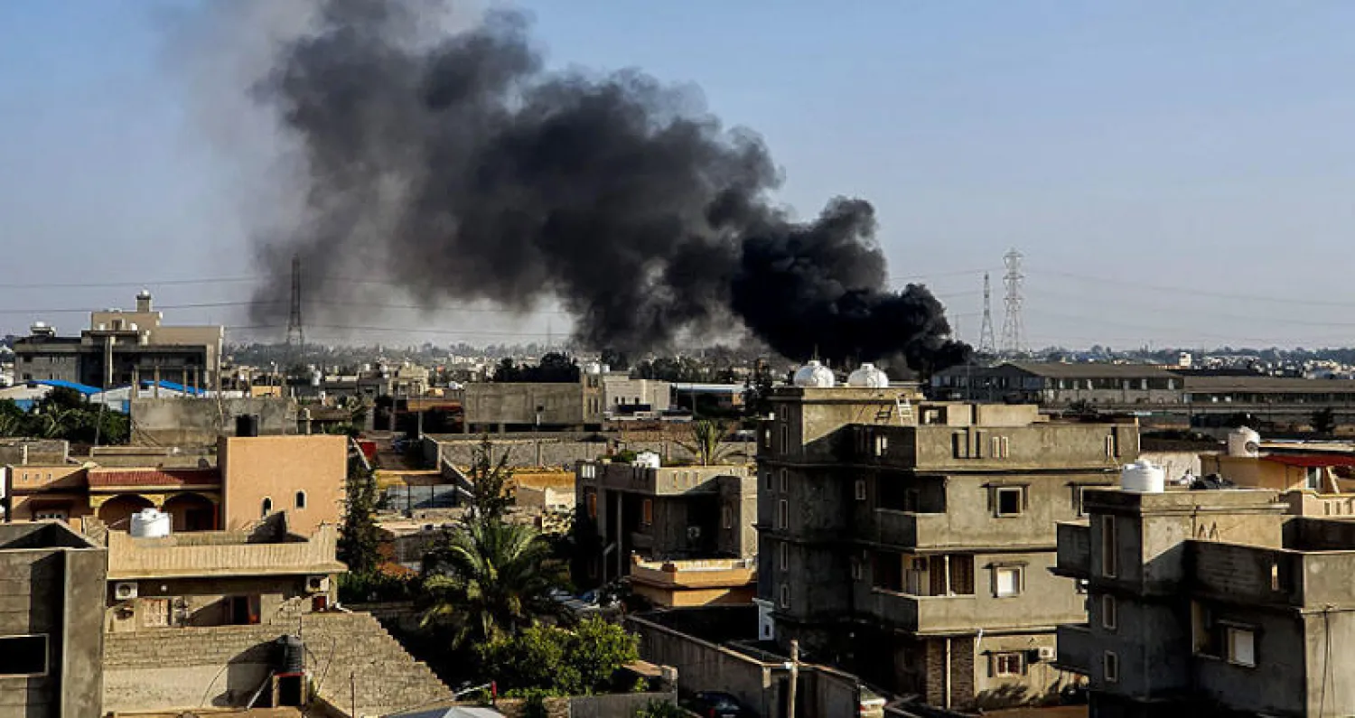 دخان معارك سابقة في تاجوراء جنوب طرابلس (أ.ف.ب)