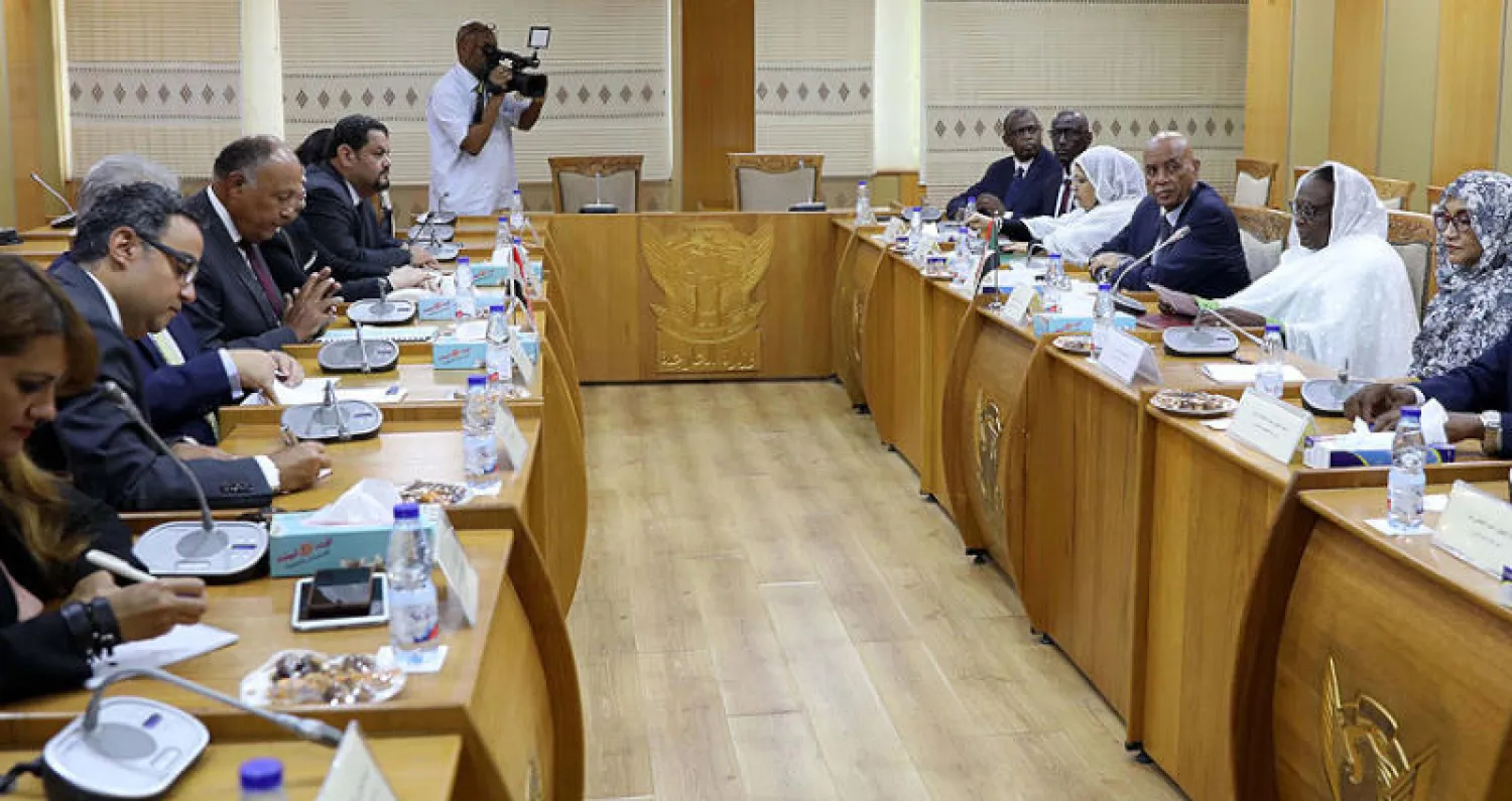 جانب من جلسة المباحثات التي عقدتها وزيرة الخارجية السودانية مع نظيرها المصري في الخرطوم أمس (إ.ب.أ)