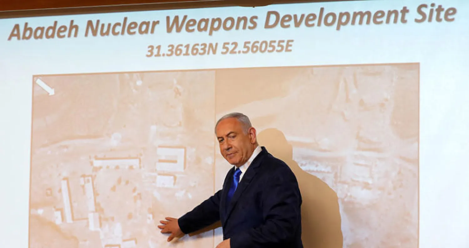 نتنياهو خلال كلمة متلفزة يكشف فيها عن موقع «نووي سري» إيراني  بين مدينتي شيراز وأصفهان أمس (إ.ب.أ)