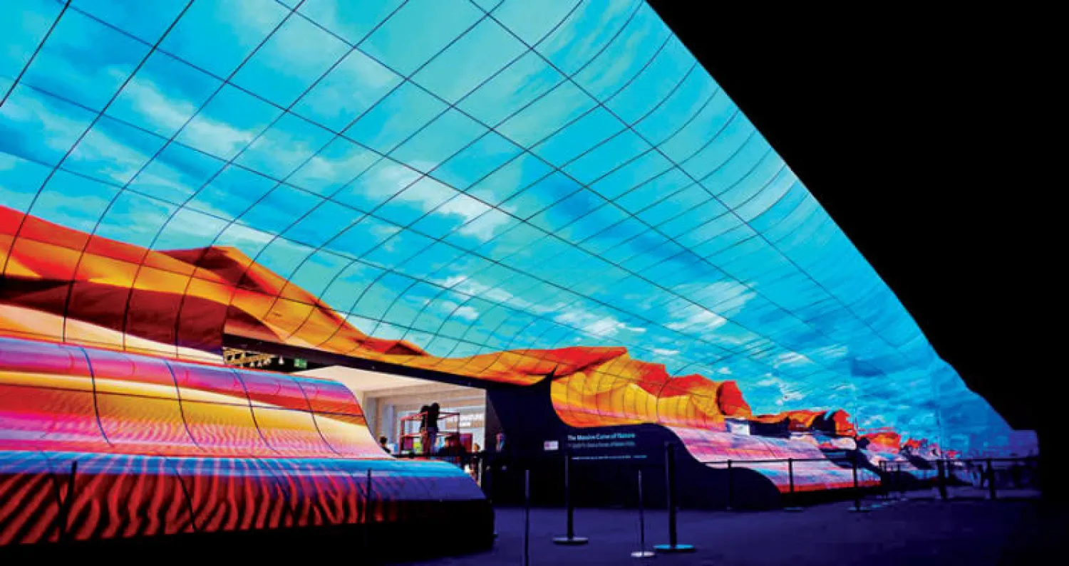 شاشة عملاقة متموجة من «إل جي»