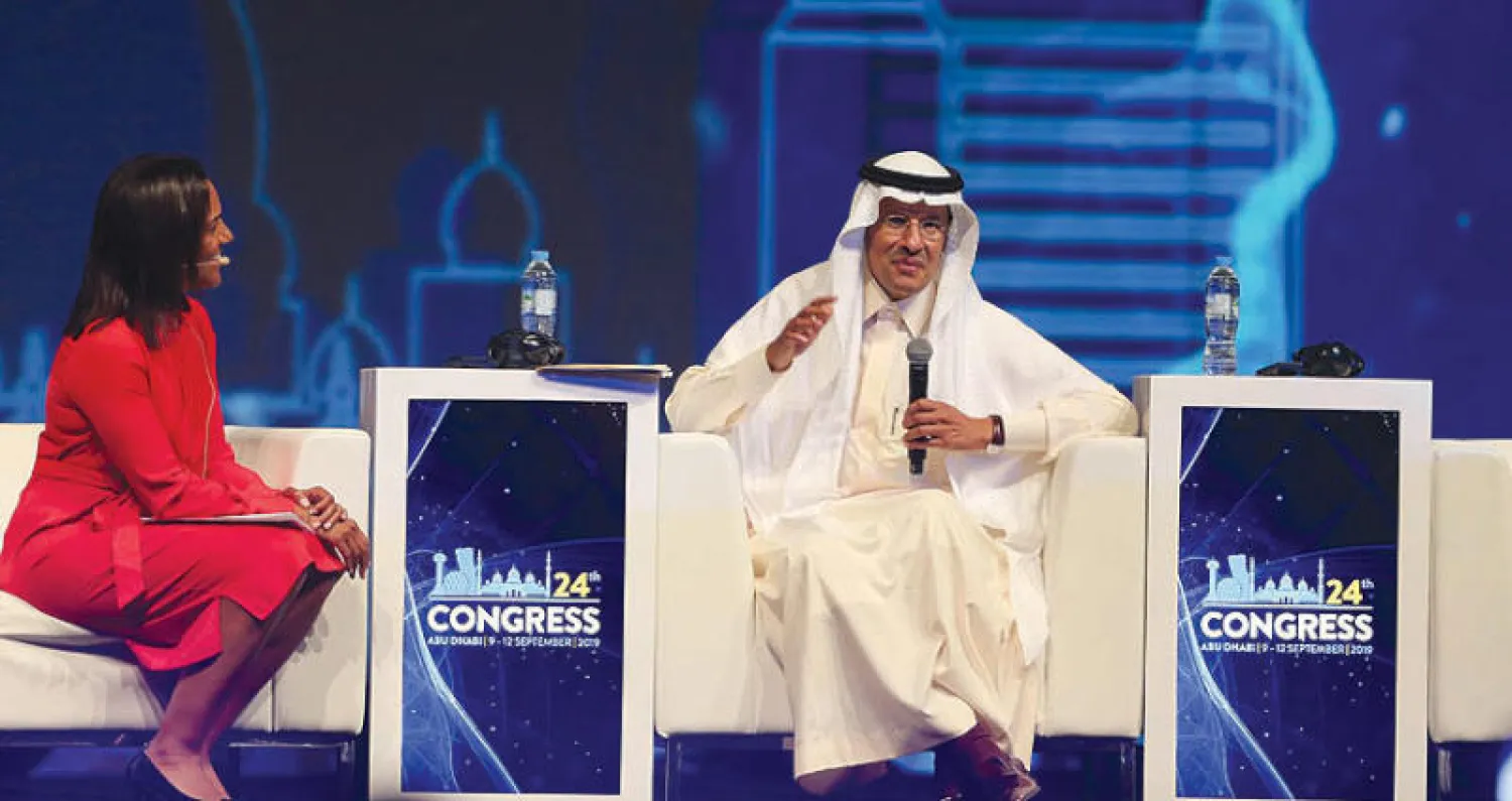 وزير الطاقة السعودي الجديد الأمير عبد العزيز بن سلمان خلال حلقة نقاشية في المؤتمر العالمي للطاقة بأبوظبي (رويترز)
