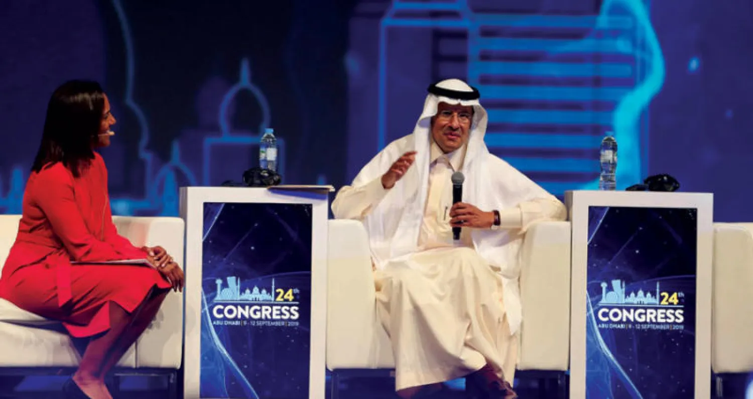 وزير الطاقة السعودي الجديد الأمير عبد العزيز بن سلمان خلال حلقة نقاشية في المؤتمر العالمي للطاقة بأبوظبي (رويترز)