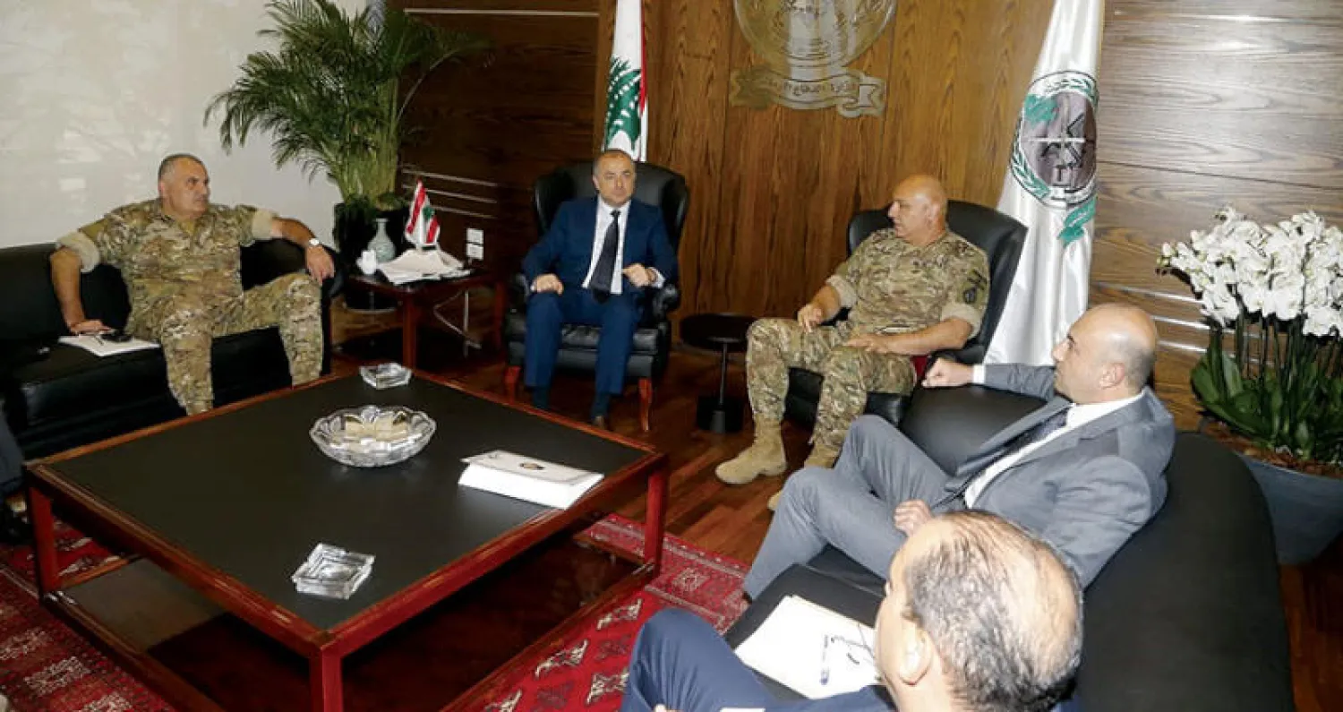 وزير الدفاع اللبناني خلال الاجتماع مع قيادات الجيش أمس (دالاتي ونهرا)