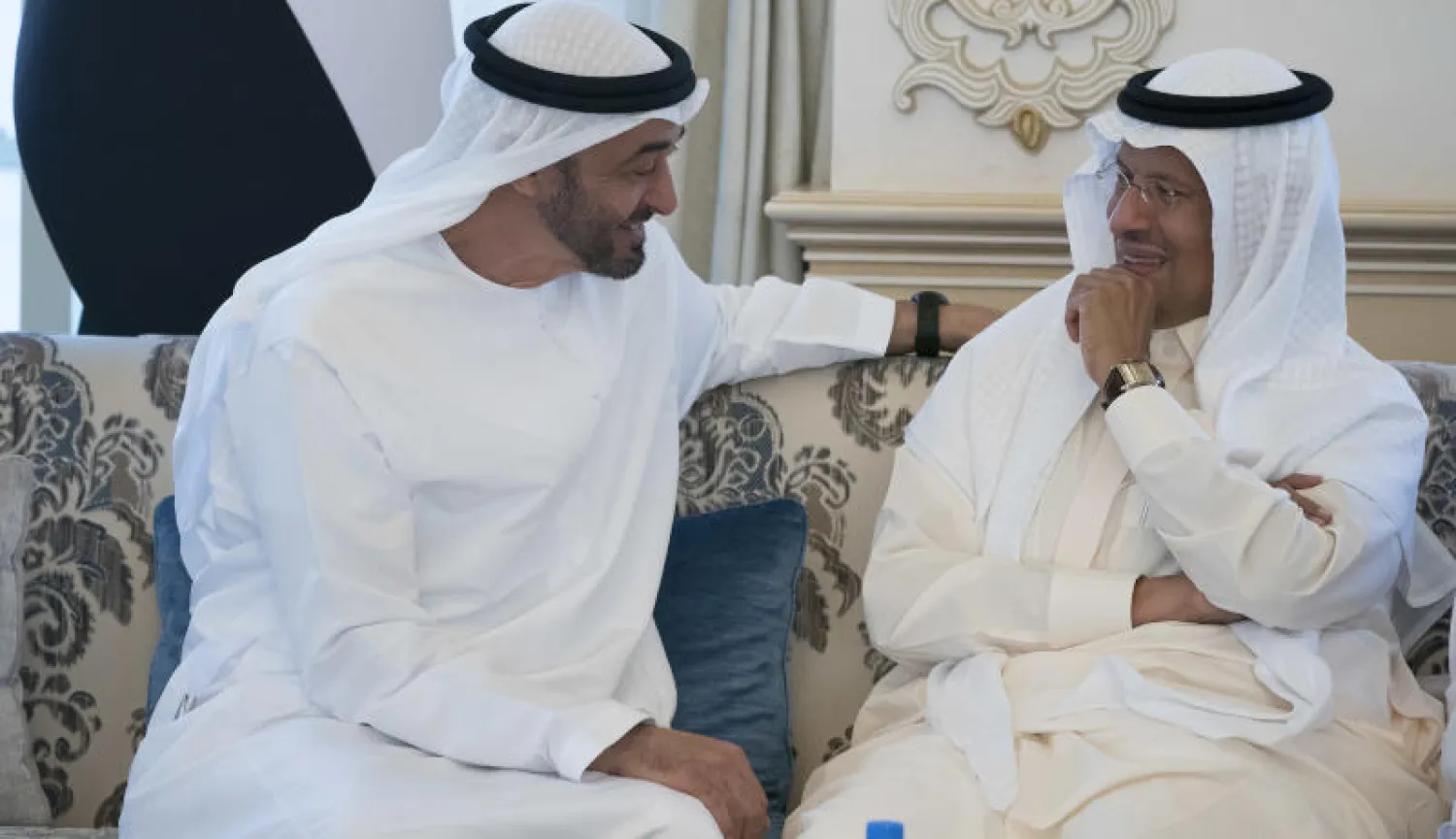 ولي عهد أبوظبي الشيخ محمد بن زايد آل نهيان خلال استقباله وزير الطاقة السعودي الأمير عبد العزيز بن سلمان بن عبد العزيز (وام)