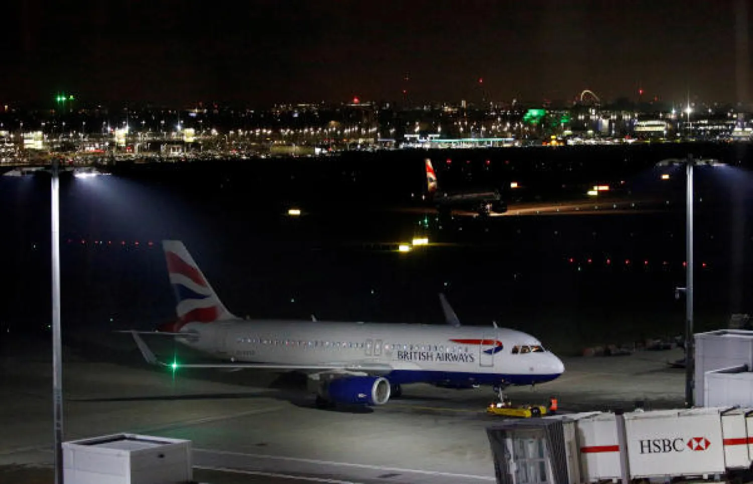 طائرة من نوع إيرباص إي320 تابعة للخطوط الجوية البريطانية على مدرج في مطار هيثرو بلندن (رويترز)