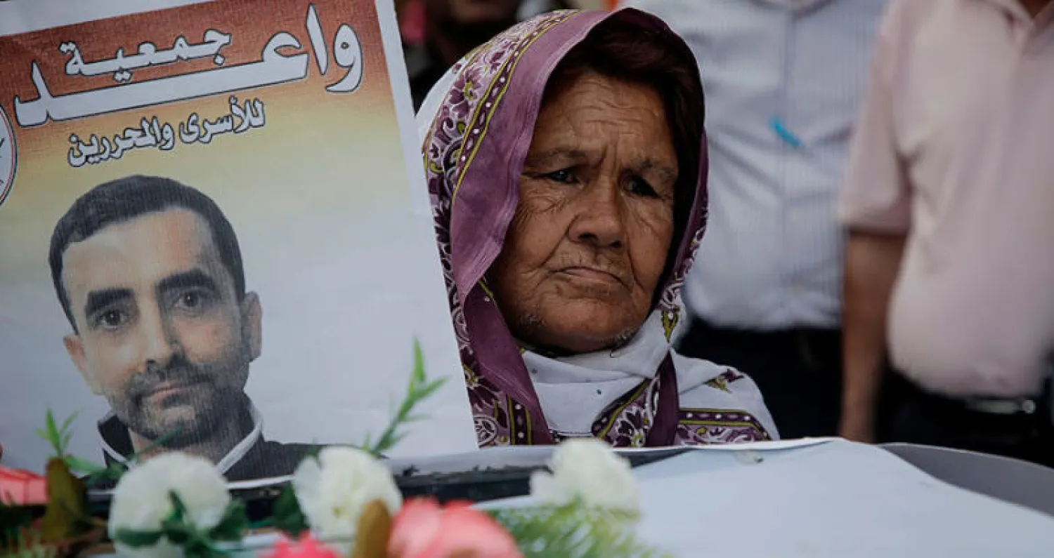 جنازة رمزية أمام الصليب الأحمر في غزة أمس للأسير الفلسطيني بسام السايح  الذي توفي داخل السجن الإسرائيلي (أ.ف.ب)