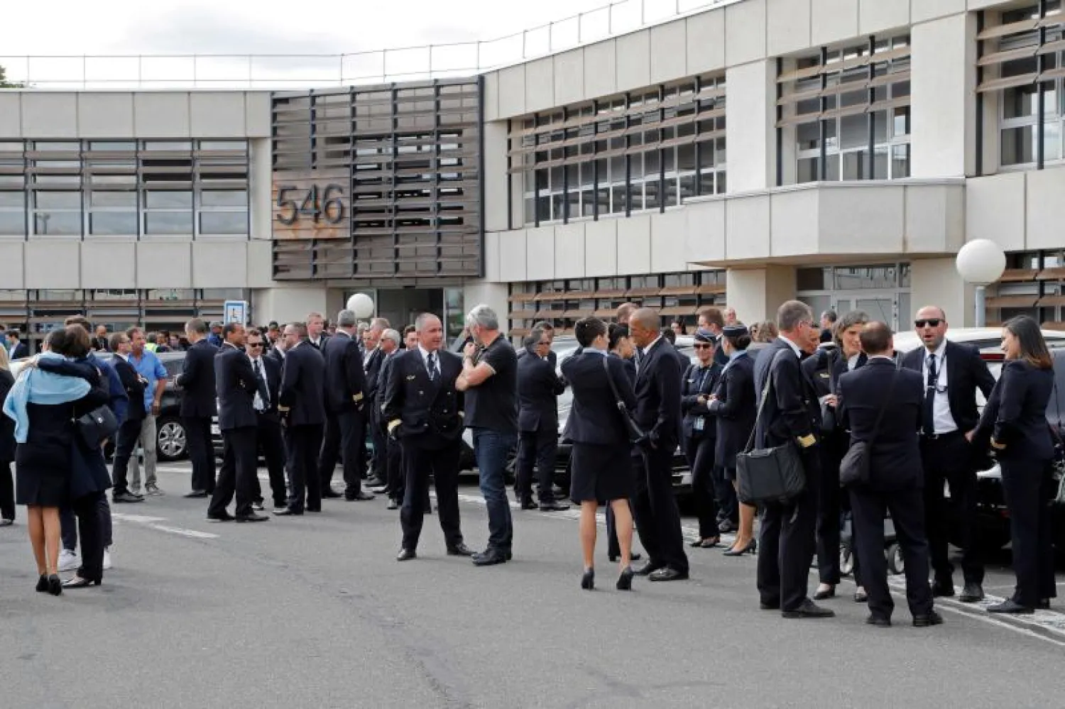 موظفون في «إيغل أزور» يتجمعون خارج مقر الشركة في باراي فياي بوست جنوب باريس (أ.ف.ب)