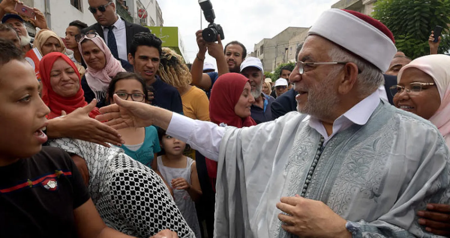 مرشح «حركة النهضة» عبد الفتاح مورو خلال جولة انتخابية في مدينة التضامن بالعاصمة التونسية أمس (أ.ف.ب)