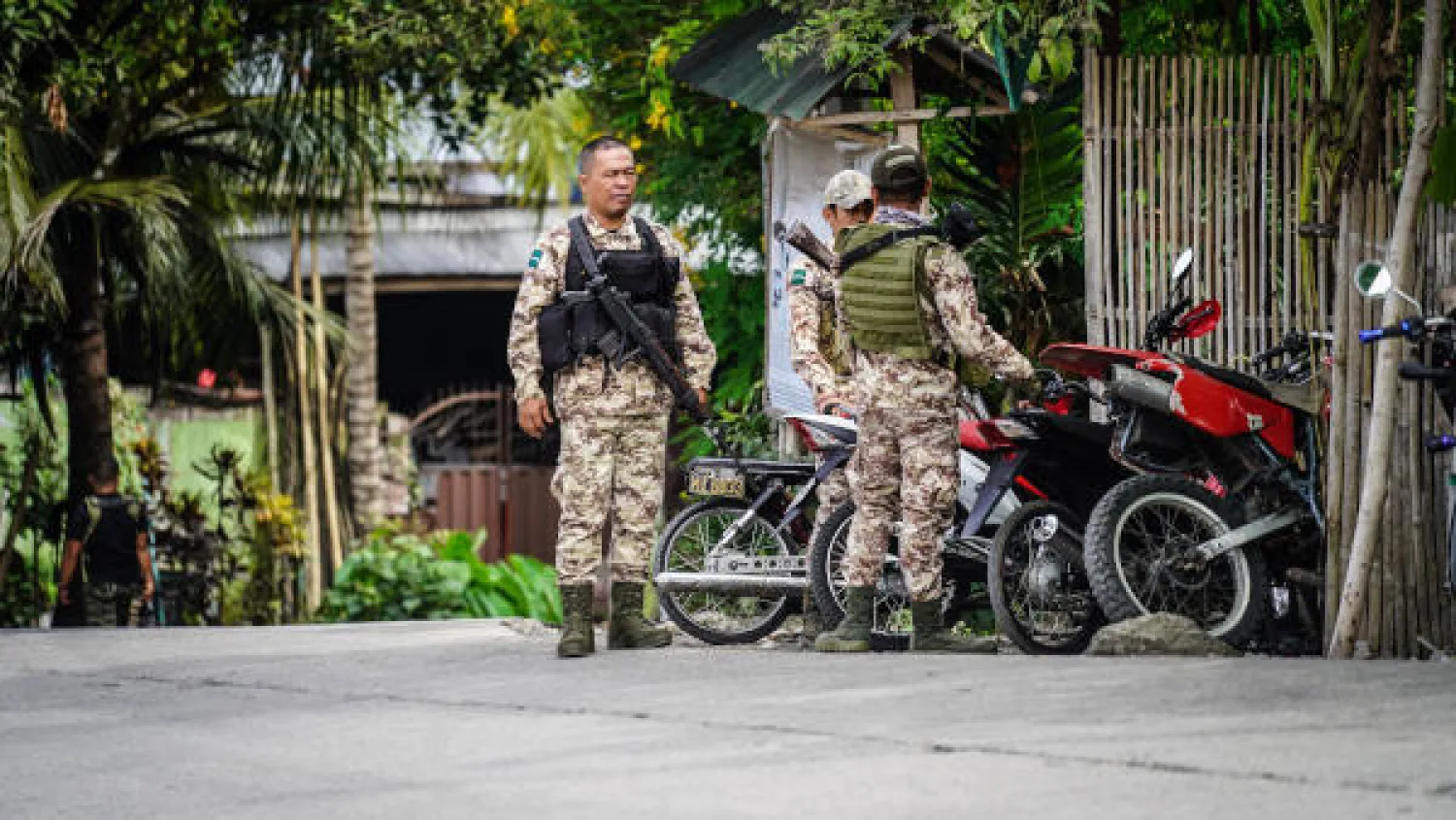 أفراد من الجيش الفلبيني في بلدة السلطان كودارات بجزيرة مينداناو (ا.ف.ب)