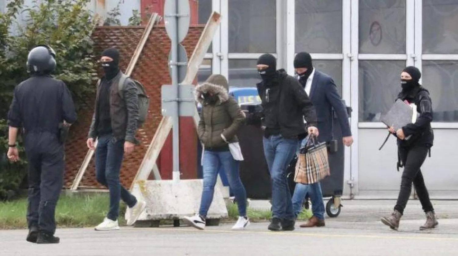 أميمة أرملة مغني الراب الألماني المنتمي إلى «داعش» أثناء القبض عليها (بيلد)