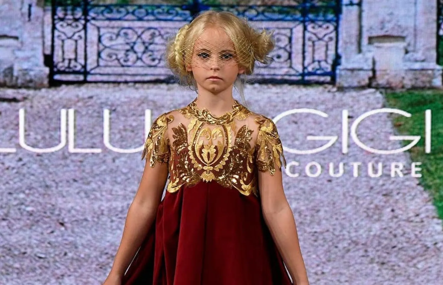 الطفلة ديزي - ماي ديمتري خلال مشاركتها في أسبوع الموضة بنيويورك (غيتي)