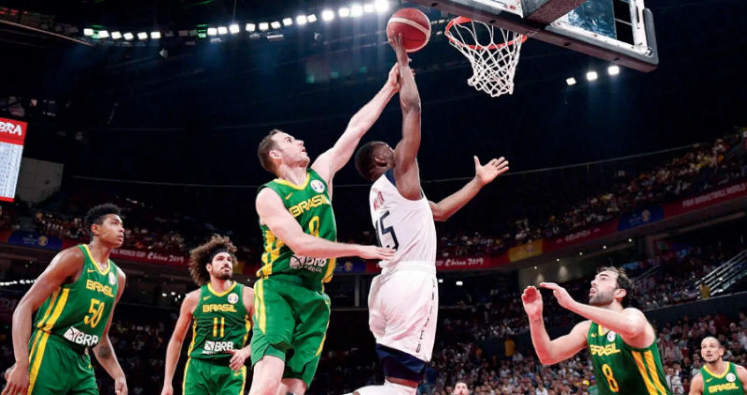 من مباراة أميركا والبرازيل في مونديال كرة السلة أمس (أ.ف.ب)