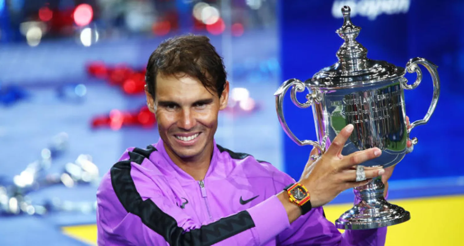 نادال يحتفل بكأس البطولة الأميركية (أ.ف.ب)