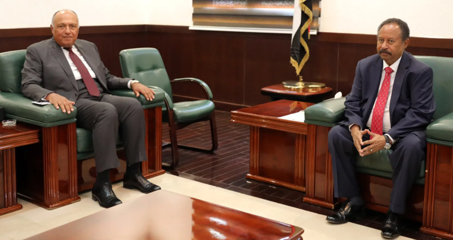 رئيس الوزراء السوداني عبد الله حمدوك خلال استقباله وزير الخارجية المصري سامح شكري في الخرطوم (إ.ب.أ)