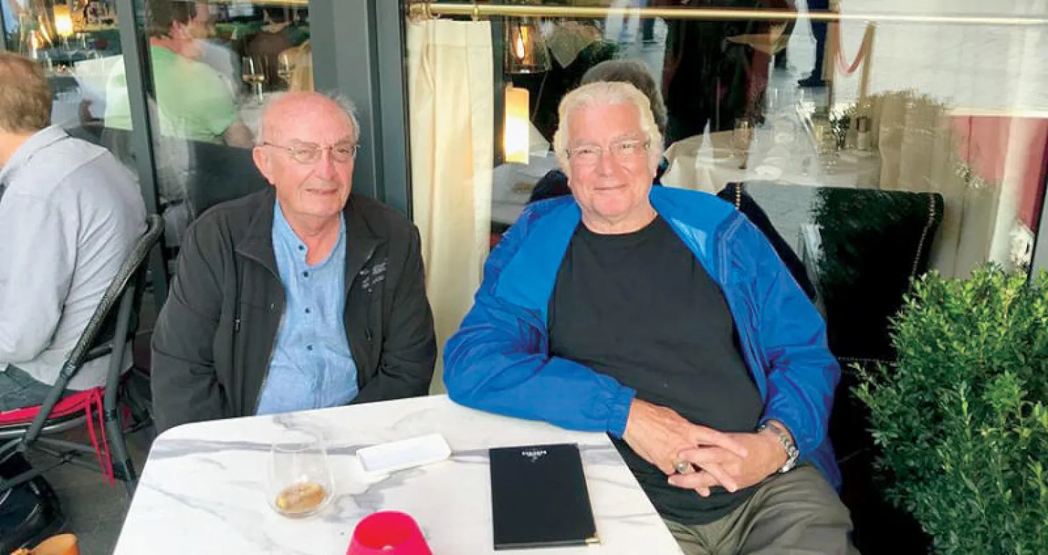 في مقهى الـ«فوكيت» بالشانزليزيه