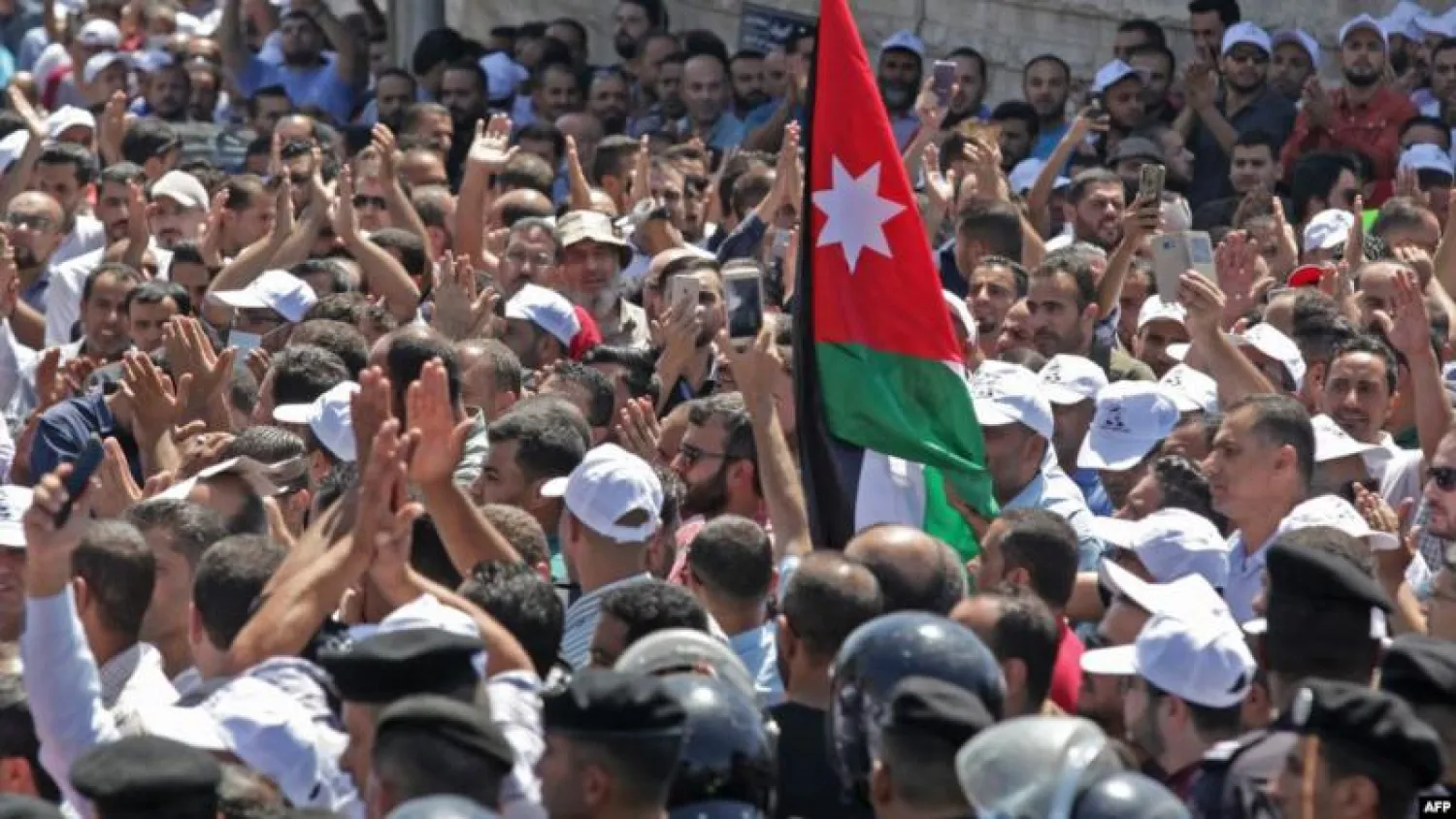 معلمو المدارس الحكومية في الأردن خلال مظاهرة مطالبة بزيادة الرواتب (أ.ف.ب)