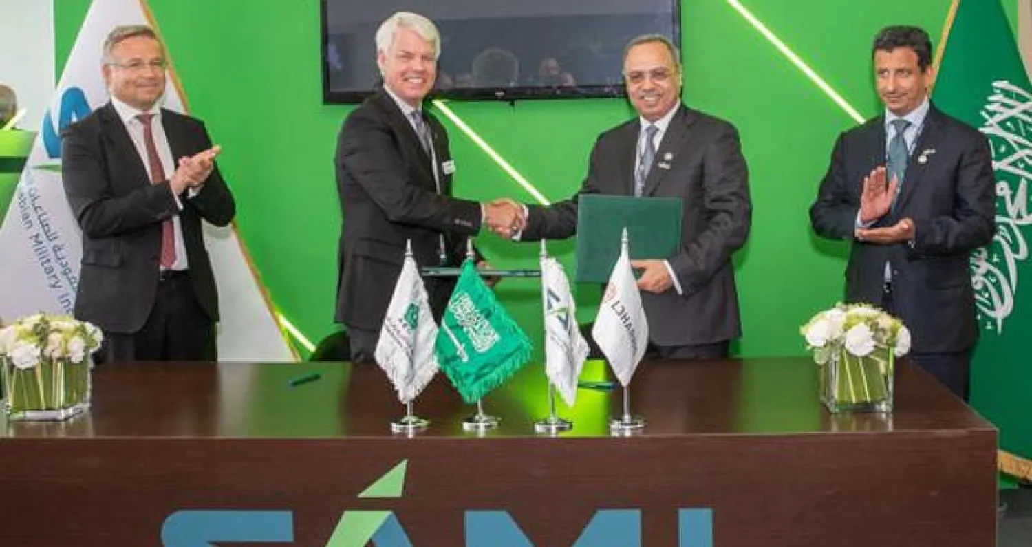 جانب من توقيع «الإلكترونيات المتقدمة» التابعة للسعودية للصناعات العسكرية اتفاقية تعاون مع «إل 3 هاريس تكنولوجيز» أمس في لندن (الشرق الأوسط)