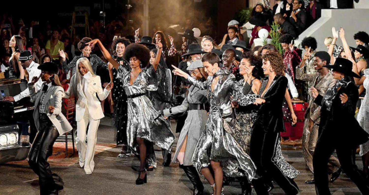 من عرض «تومي هيلفغر» على «مسرح أبولو»