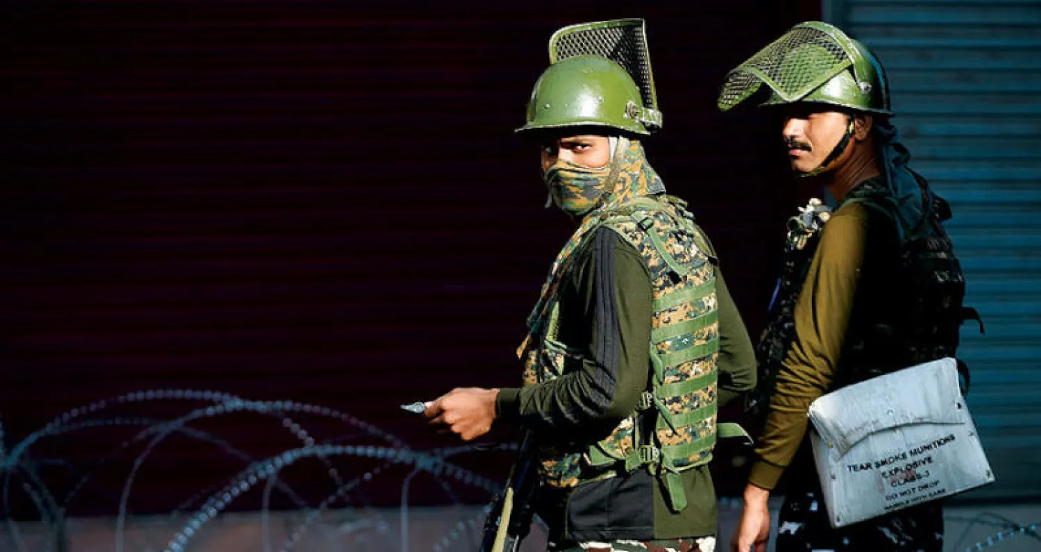 رجلا أمن هنديان في سريناغار أول من أمس (أ.ف.ب)