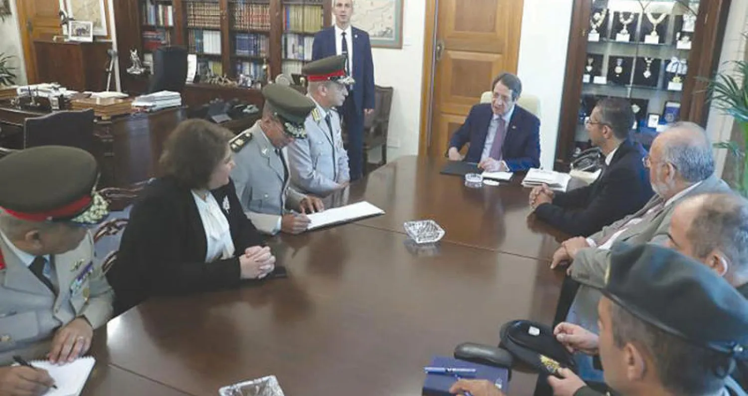 الرئيس القبرصي خلال لقائه وزير الدفاع المصري محمد أحمد زكي (الشرق الأوسط)