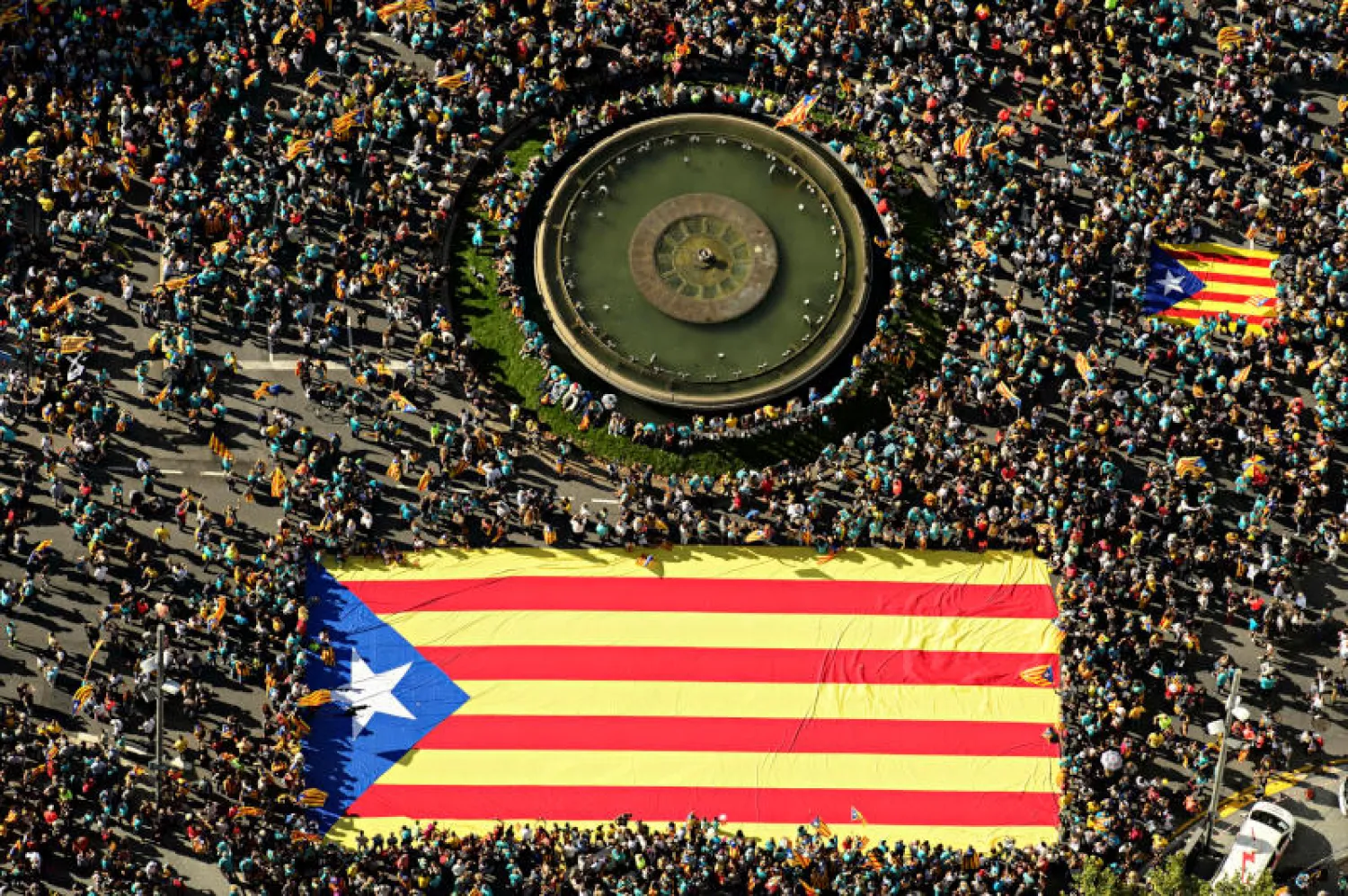 لقطة جوية للحشد في وسط برشلونة (رويترز)