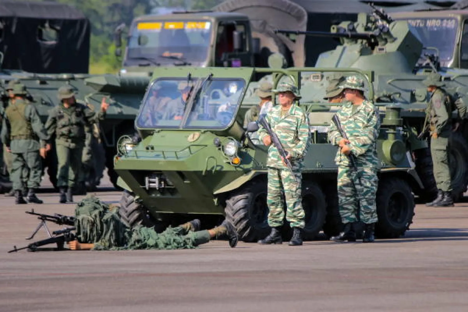 أعضاء من القوات المسلحة الفنزويلية في مناورات عسكرية بالقرب من الحدود الكولومبية ببلدة لافريا بولاية تاشيرا بفنزويلا (إ.ب.أ)