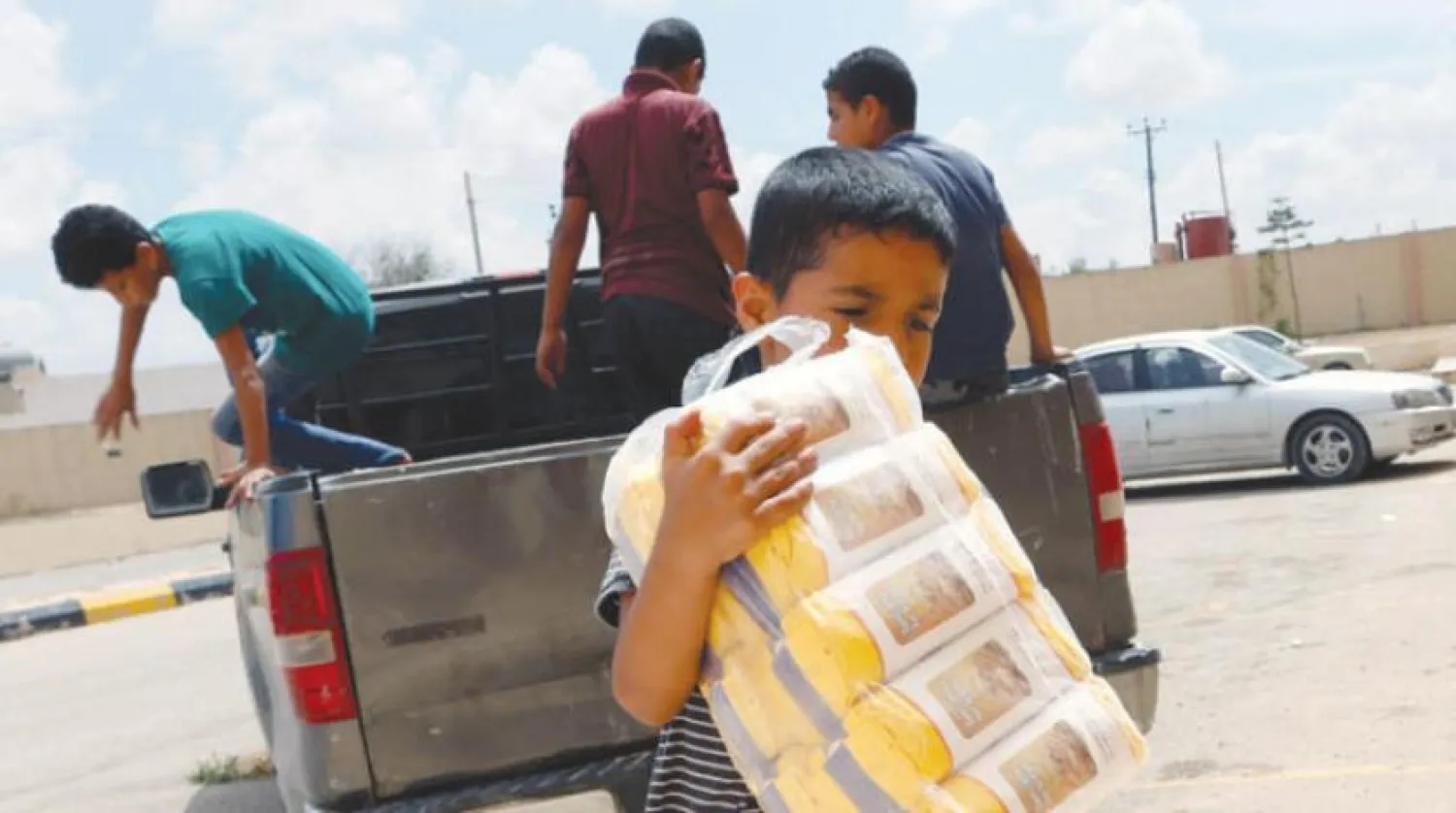 Libyan children receive food aid in Tajoura east of Tripoli (Reuters)

