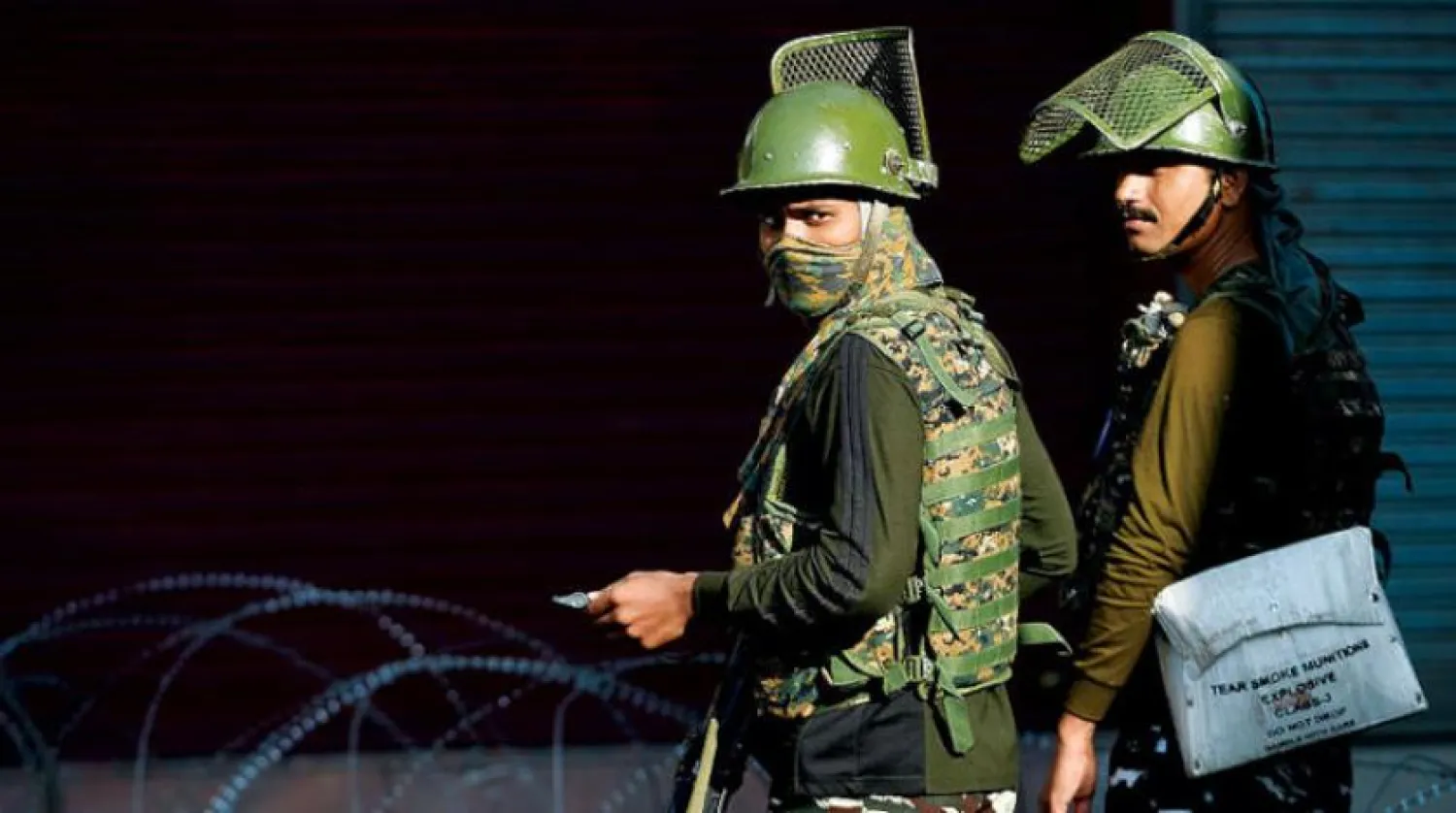 Geçtiğimiz Salı günü Srinagar şehrinde bulunan Hint 2 güvenlik görevlisi (AFP)