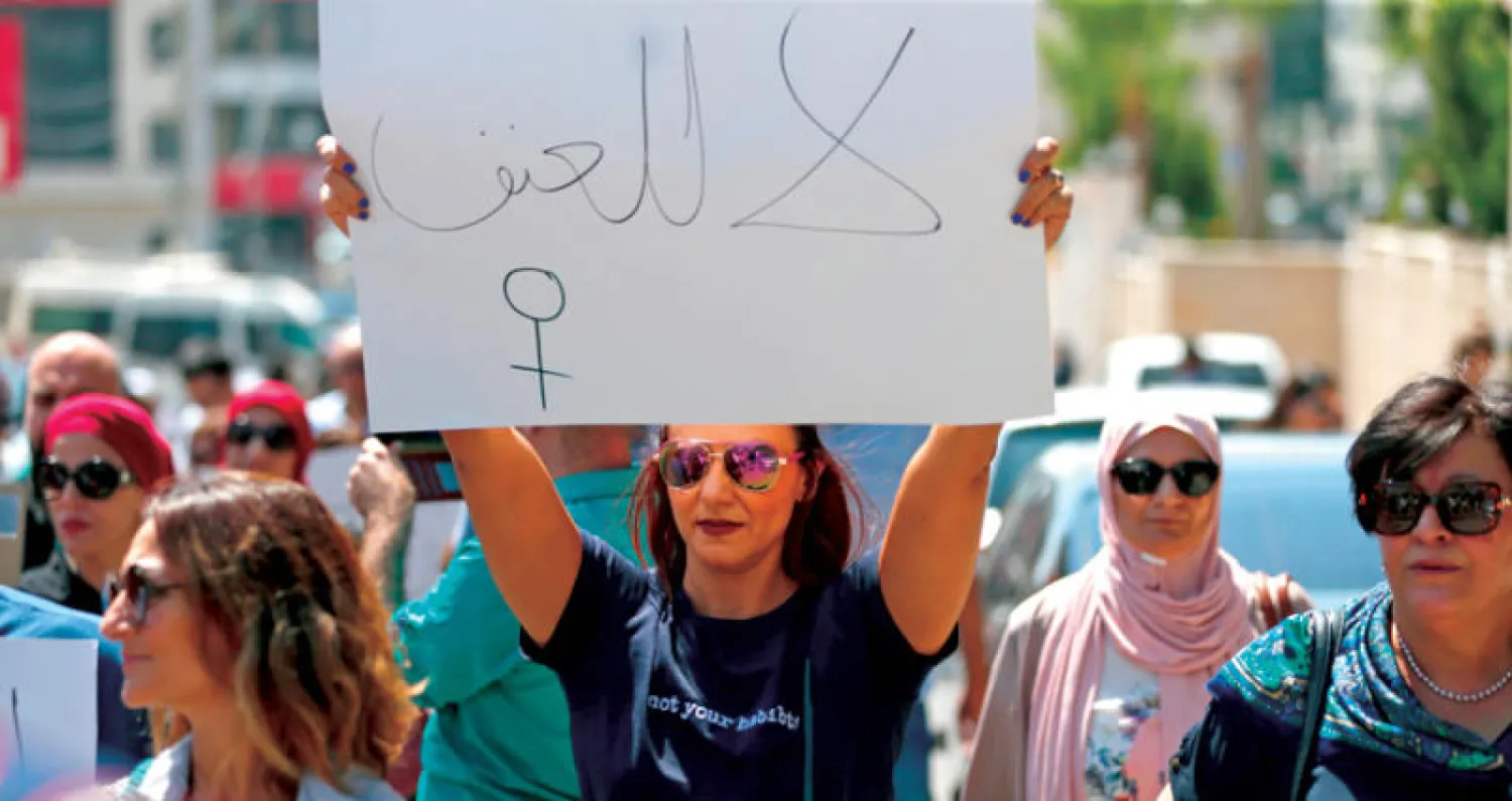 فلسطينيات تظاهرن في رام الله احتجاجا على جرائم الشرف بحق النساء في أعقاب وفاة إسراء غريب (أ.ف.ب)