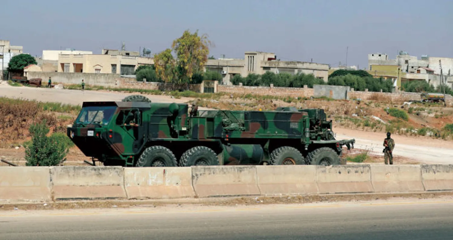 عربة عسكرية تركية قرب قرية معار حطاط بريف إدلب أمس (أ.ف.ب)