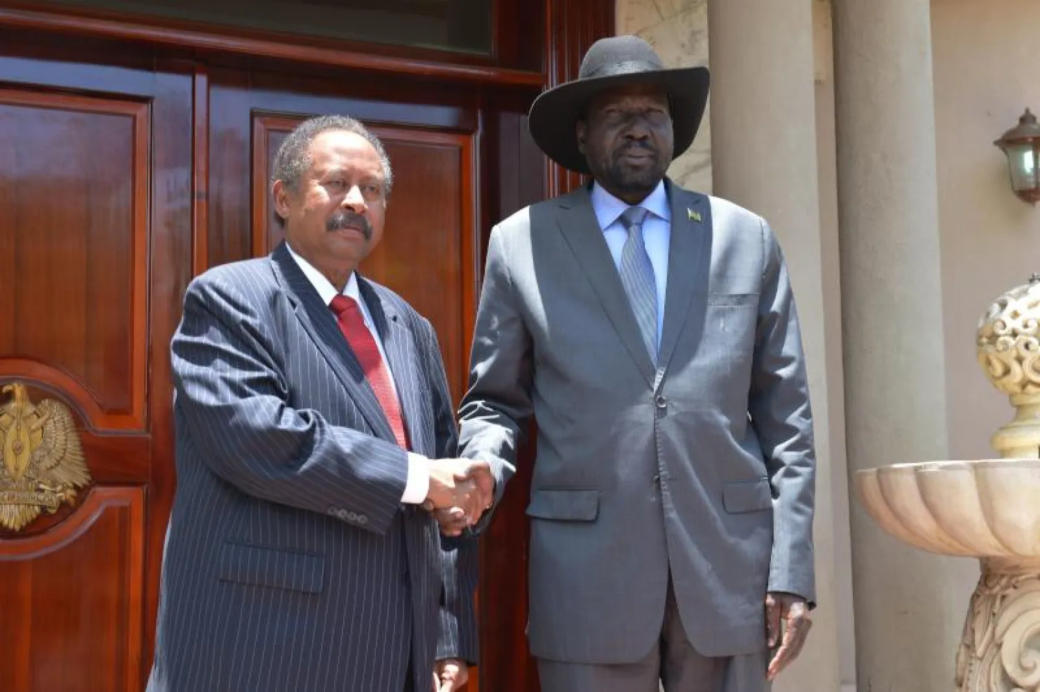 رئيس وزراء السودان عبدالله حمدوك ورئيس جنوب السودان سلفا كير (أ. ف. ب)